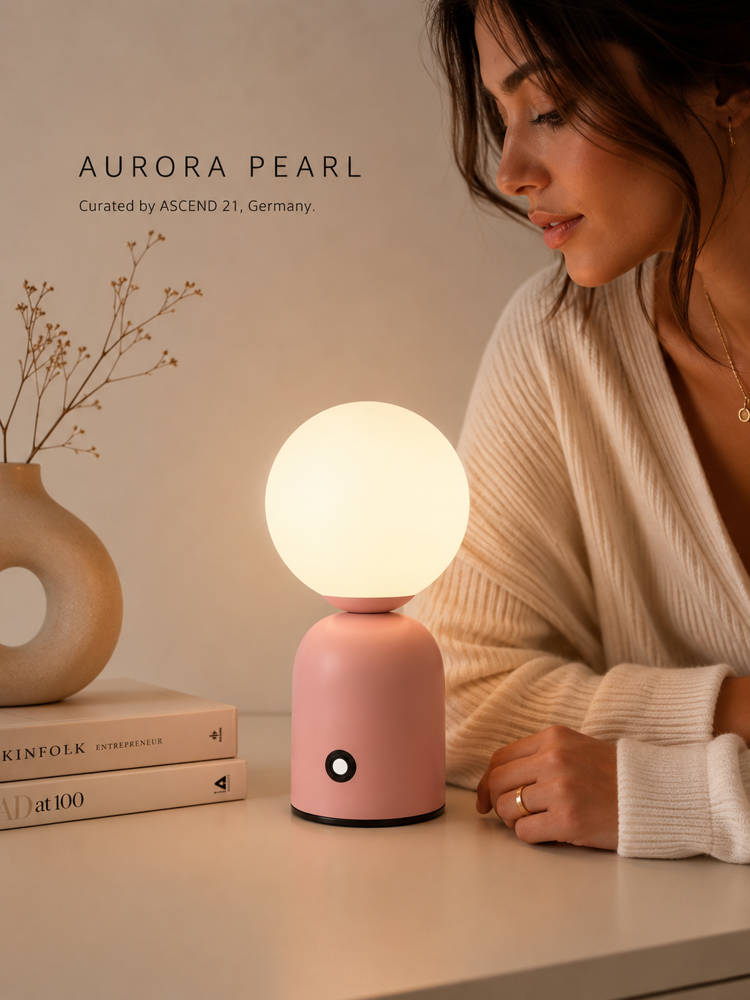 ASCEND 21 Aurora Pearl – Design-Tischlampe in Rosa – Kugellampe mit opalem Leuchtkopf – Minimalistische LED-Tischleuchte für Wohnzimmer, Schlafzimmer & Nachttisch – 23 x 8 cm