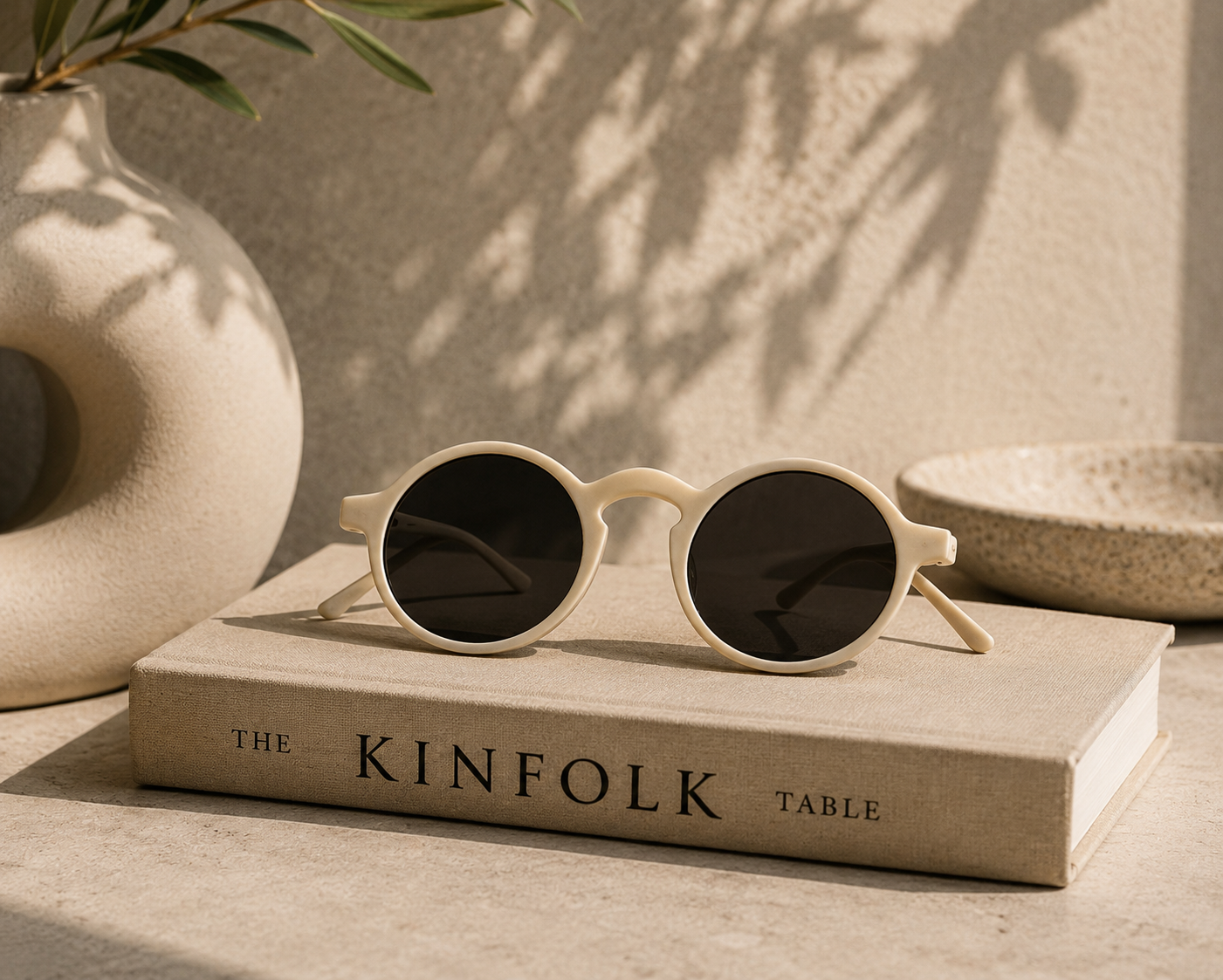 ASCEND 21 Soléa Deko-Sonnenbrille Beige-Weiß – Mediterrane Dekobrille im minimalistischen Design – Stilvolles Wohnaccessoire für Regal, Sideboard, Schaufenster & Fotostyling