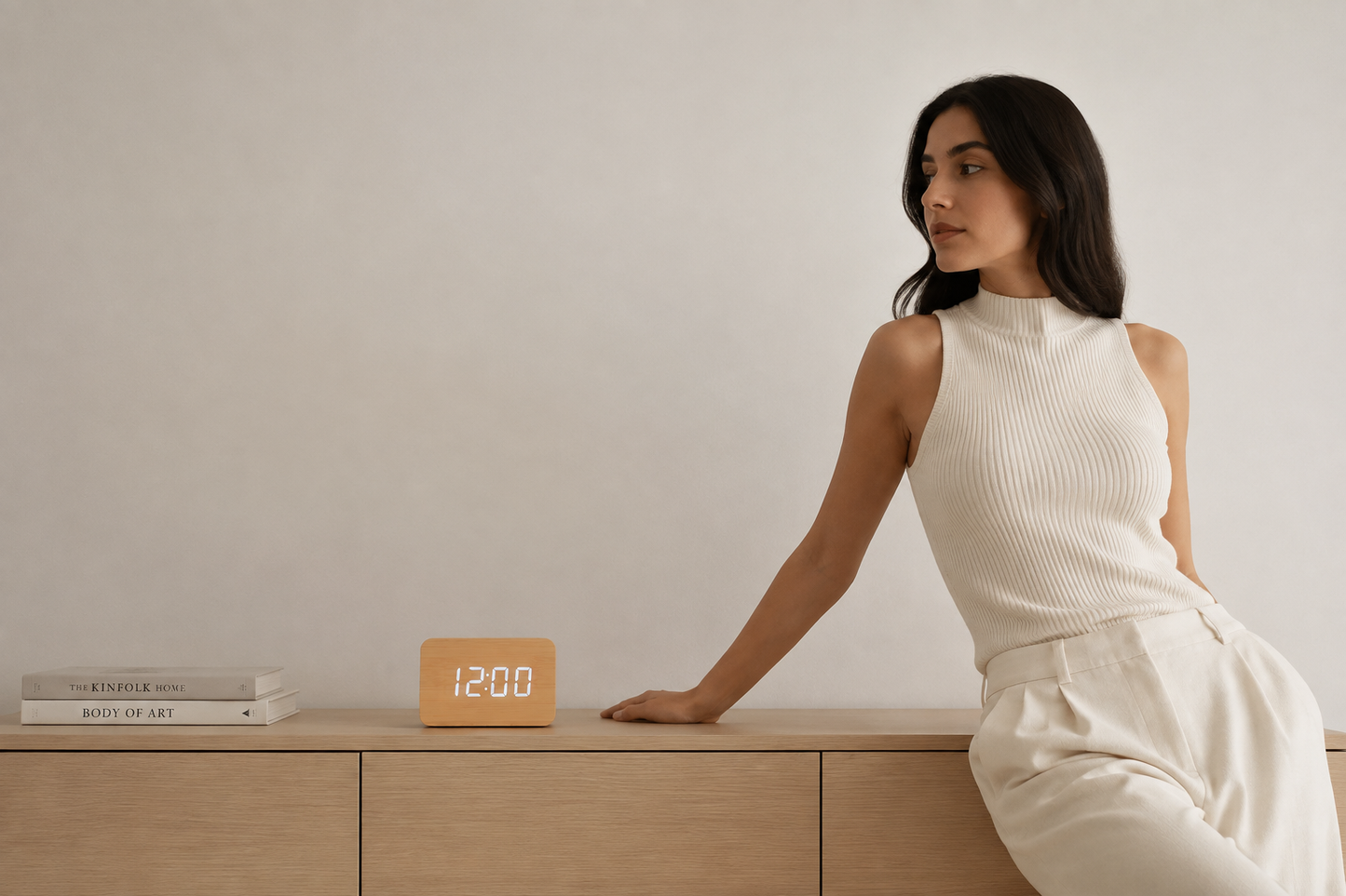 ASCEND 21 Nordic Hour – Digitaler LED Holzwecker mit Temperaturanzeige – Moderner Holz Wecker mit LED Display – Sprachsteuerung – Einstellbare Helligkeit – USB Tischuhr für Schlafzimmer, Büro & Wohnzimmer