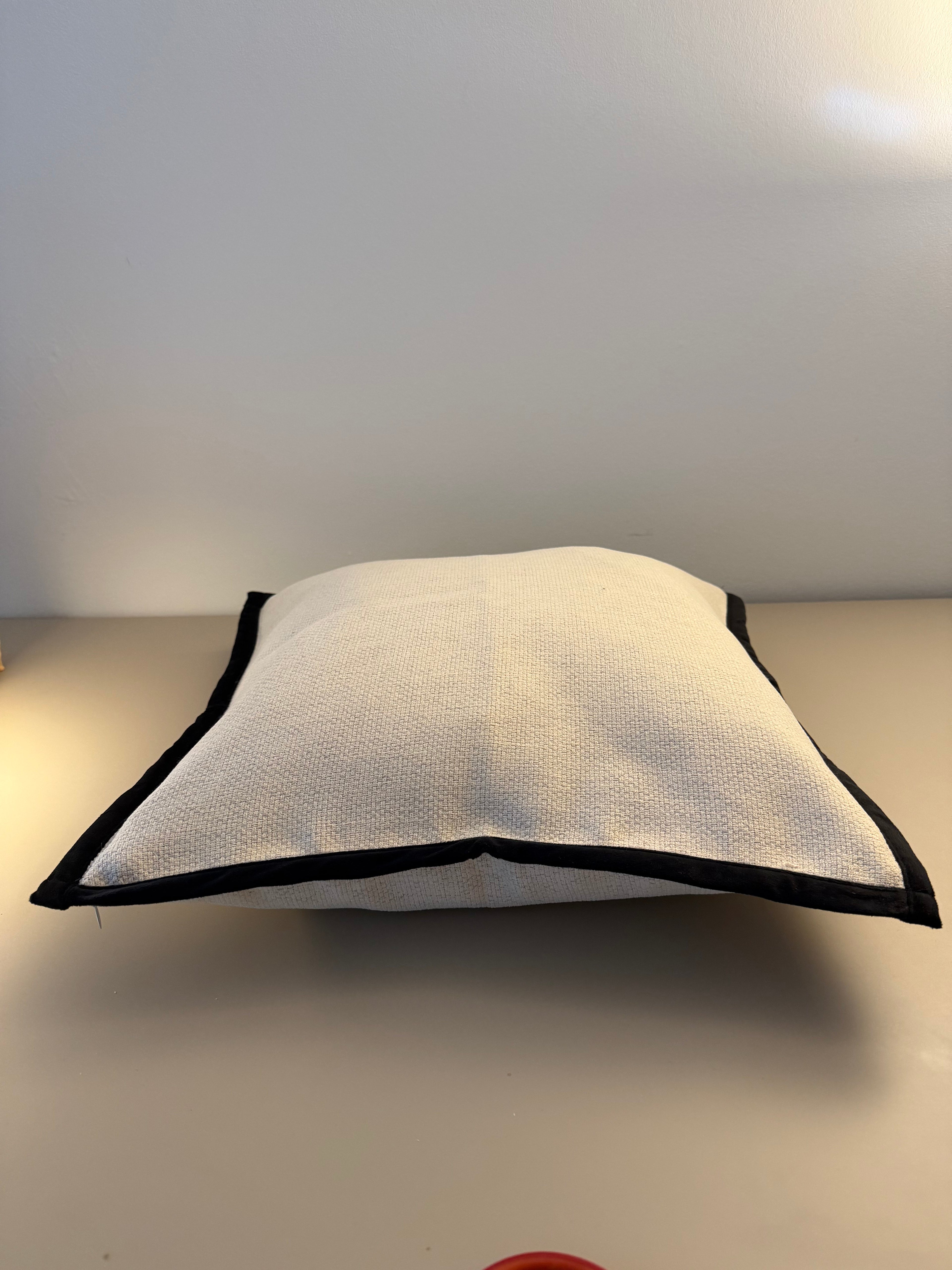 Maison Blanc - Weißes Dekokissen im französischen Stil