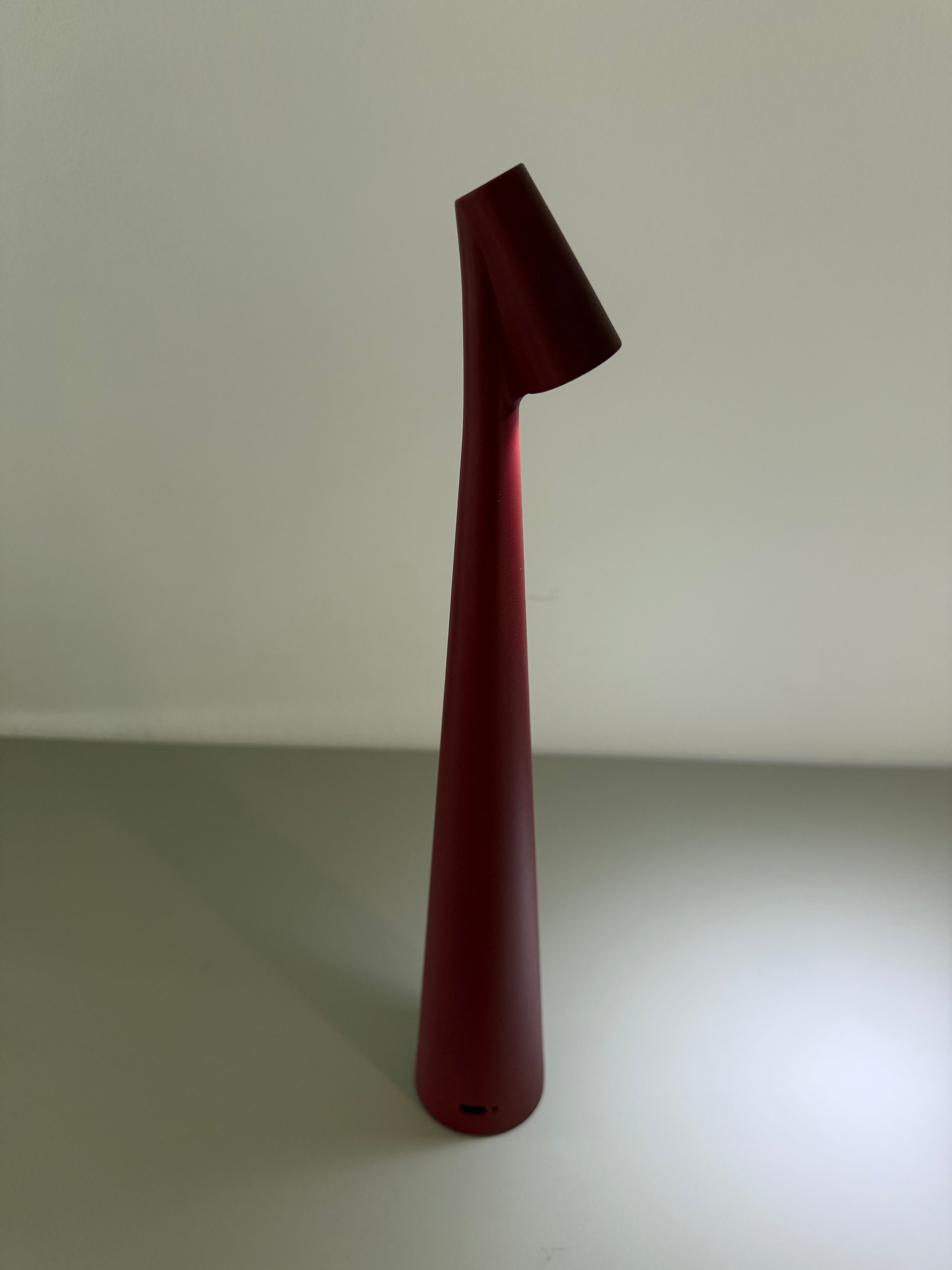 Crimson Cone – Minimalistisch & Farbintensiv