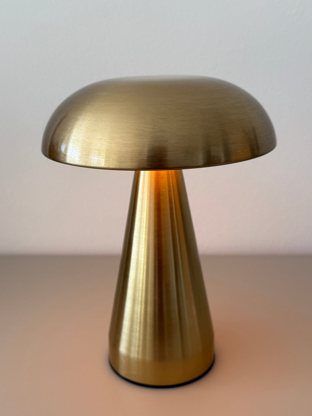 Limitierte Golden Glow Designlampe – kabellos, stilvoll im Sommer