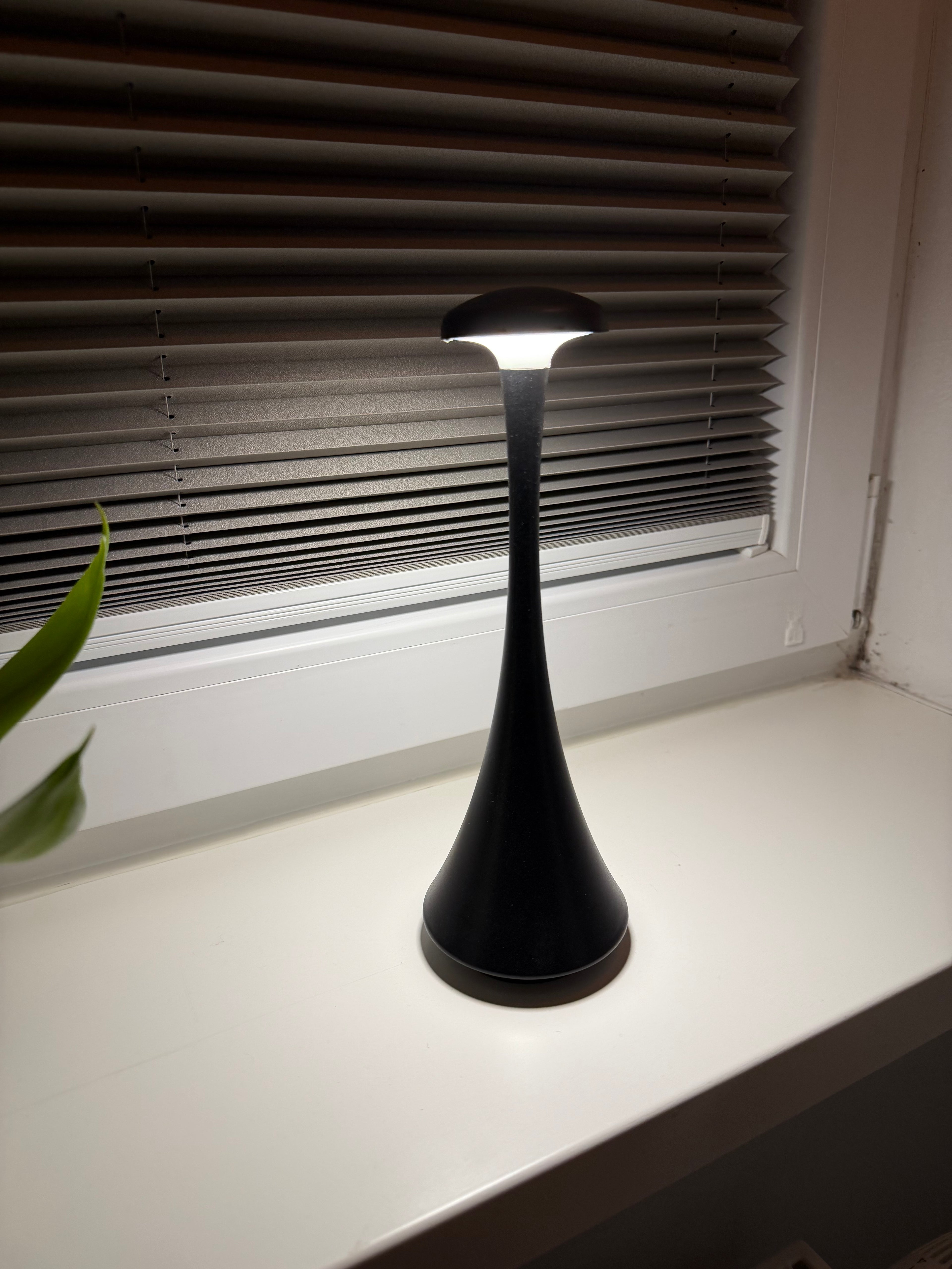 NoirGlow – Elegante schwarze Akku-Tischlampe, dimmbar & kabellos