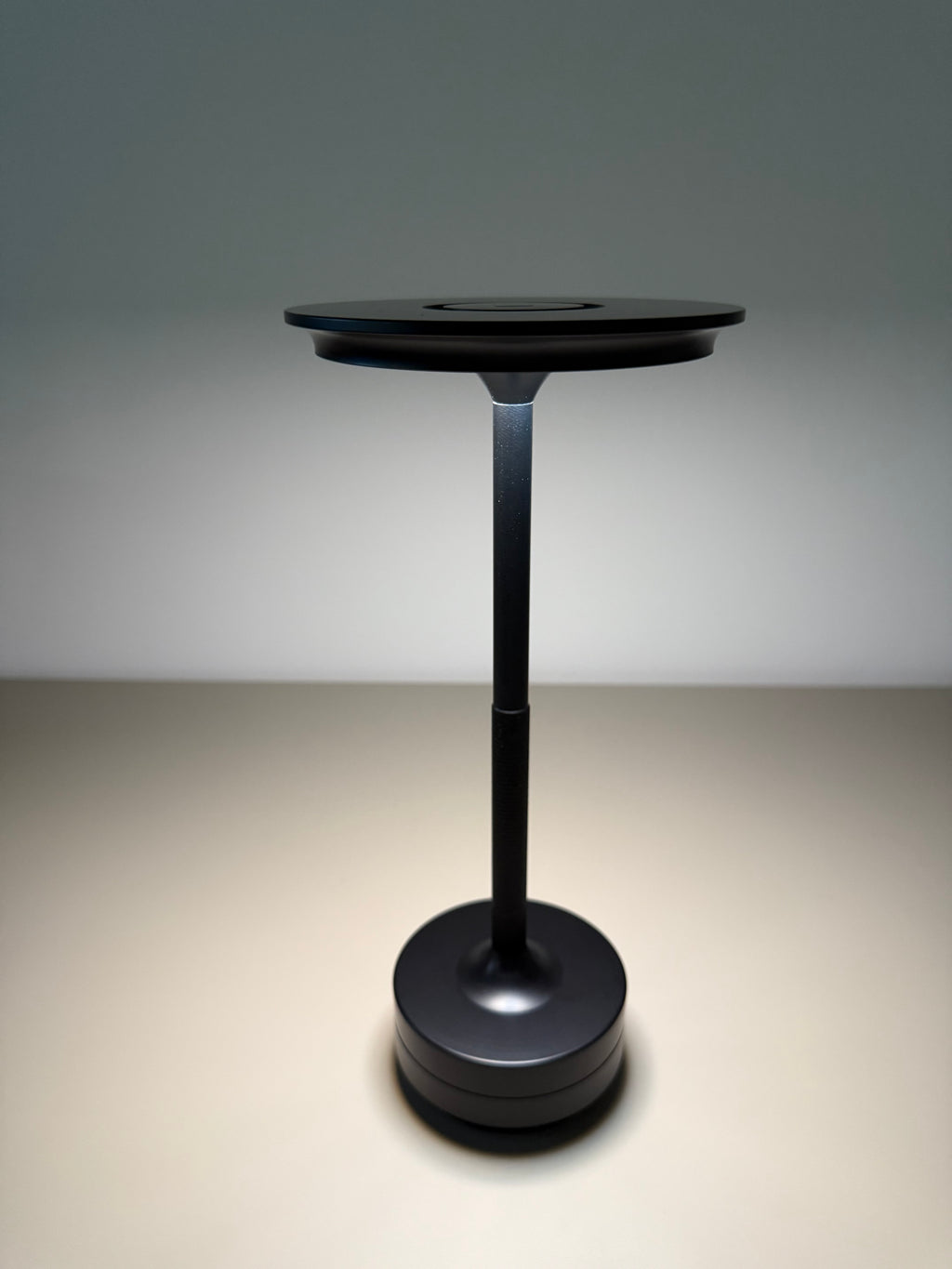 Limitierte Eclipse Noir LED-Tischlampe - Modern in den Sommer