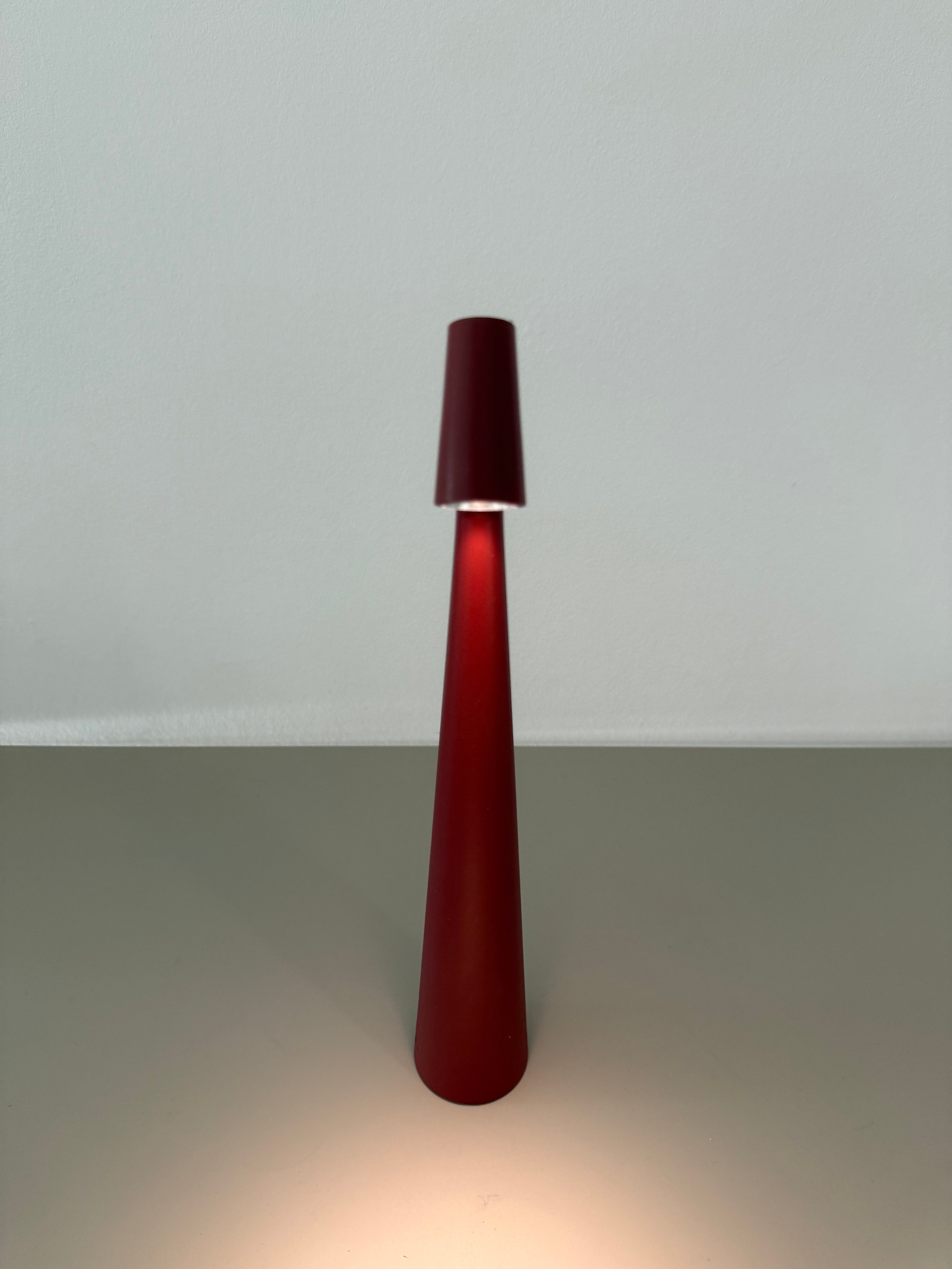 Crimson Cone – Minimalistisch & Farbintensiv