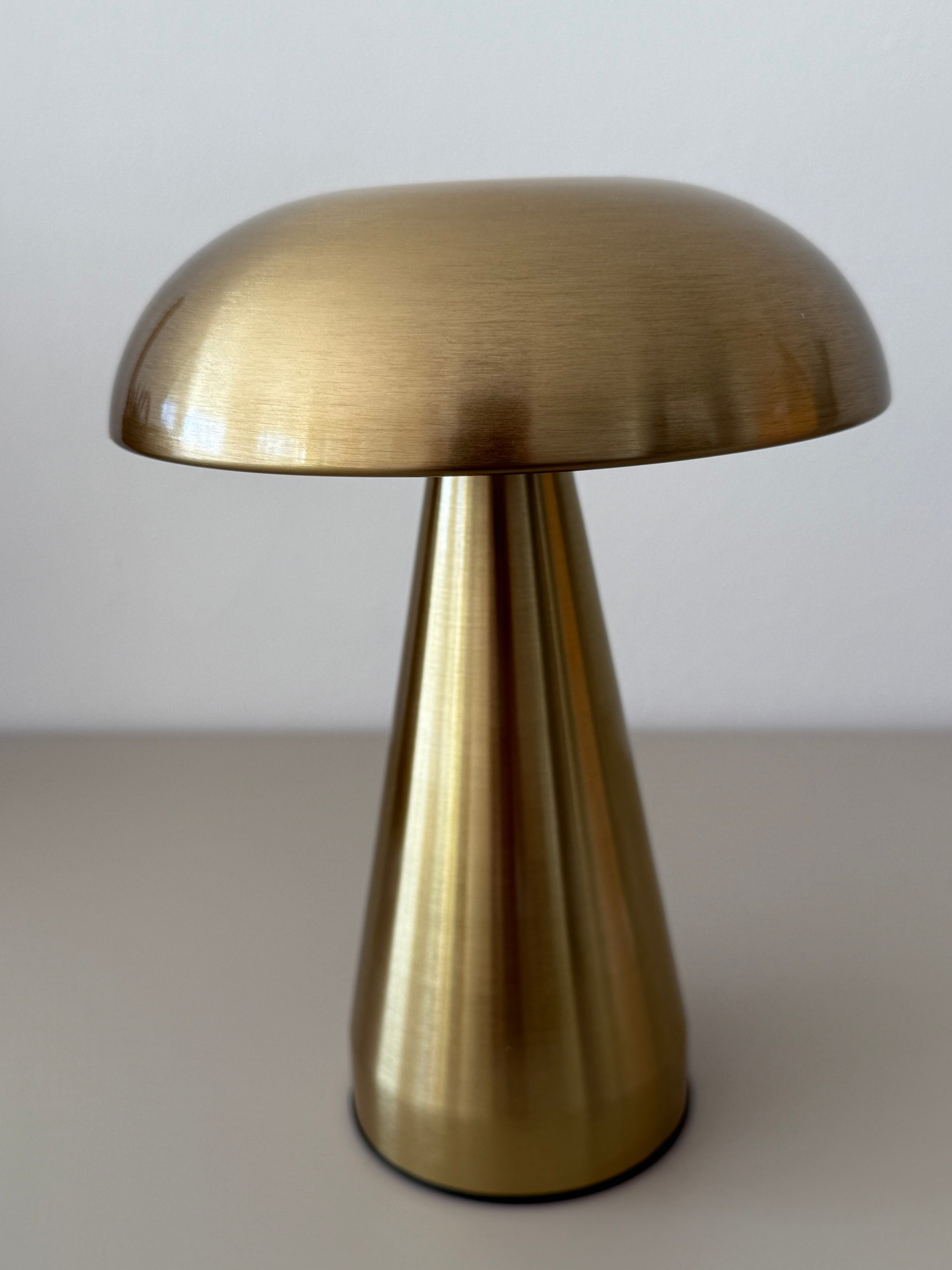 Limitierte Golden Glow Designlampe – kabellos, stilvoll im Sommer