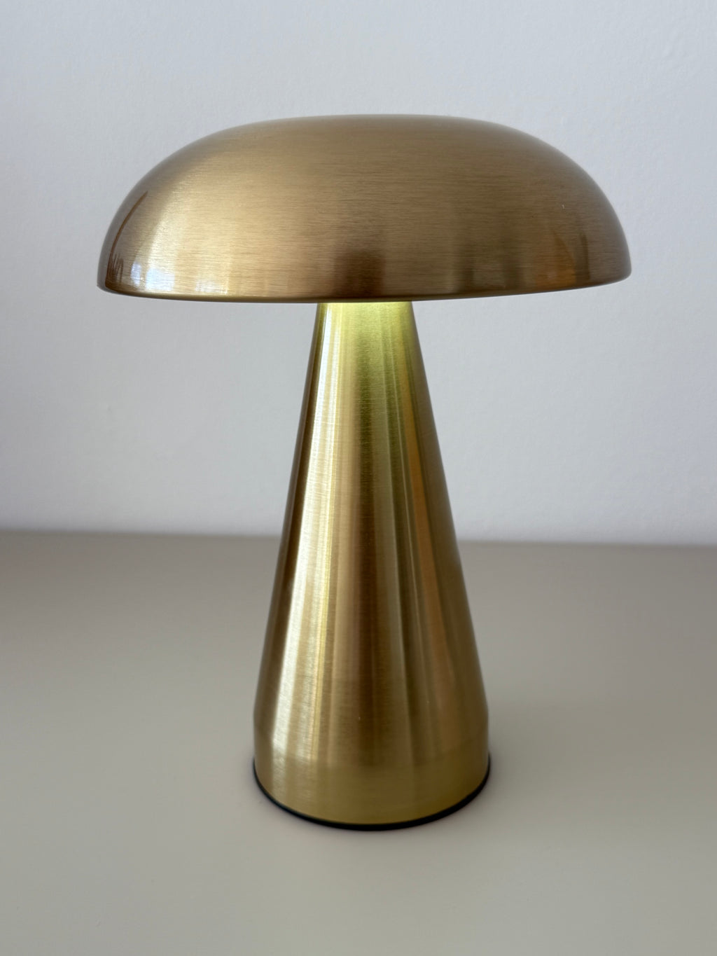 Limitierte Golden Glow Designlampe – kabellos, stilvoll im Sommer