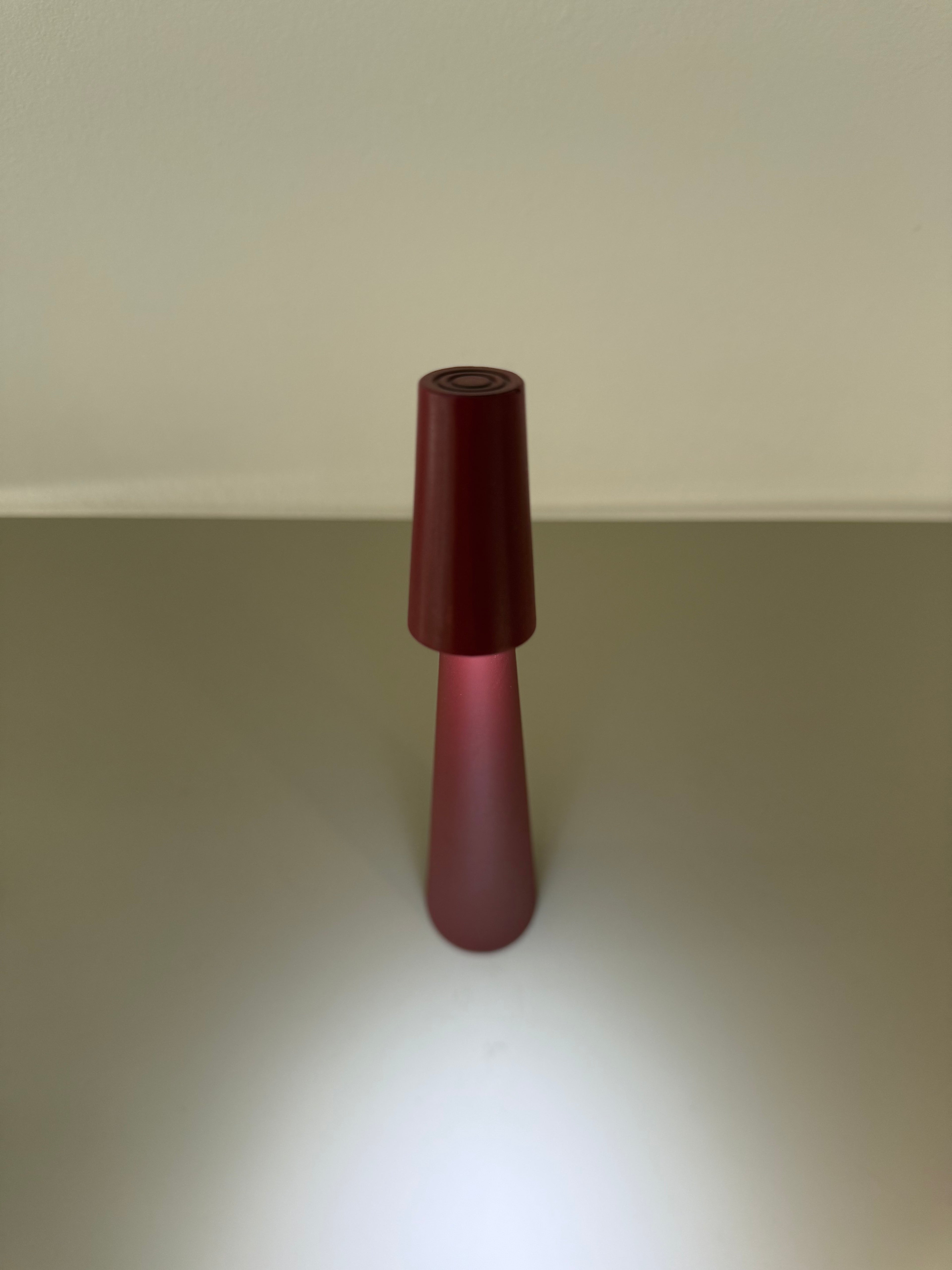 Crimson Cone – Minimalistisch & Farbintensiv