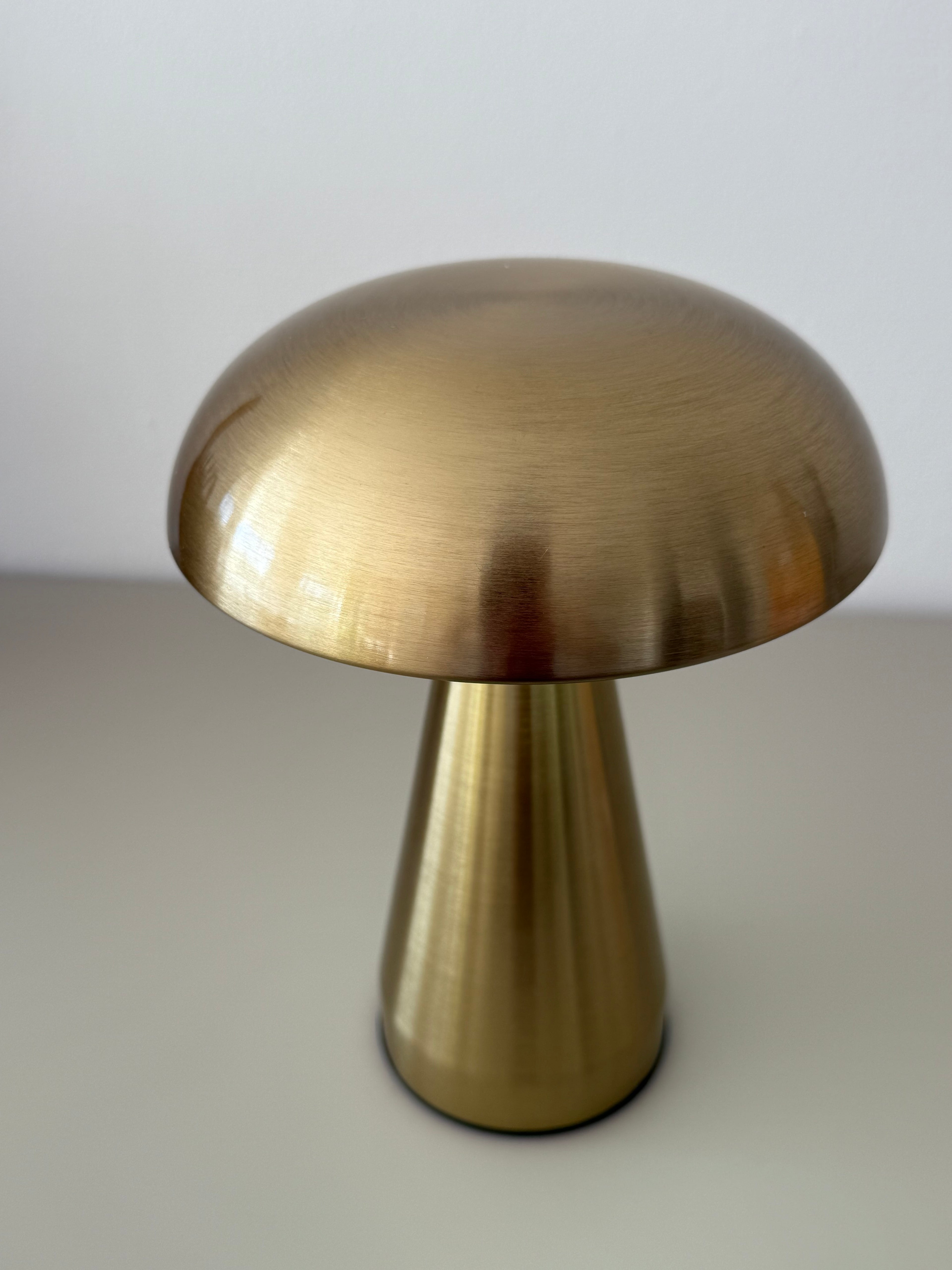 Limitierte Golden Glow Designlampe – kabellos, stilvoll im Sommer