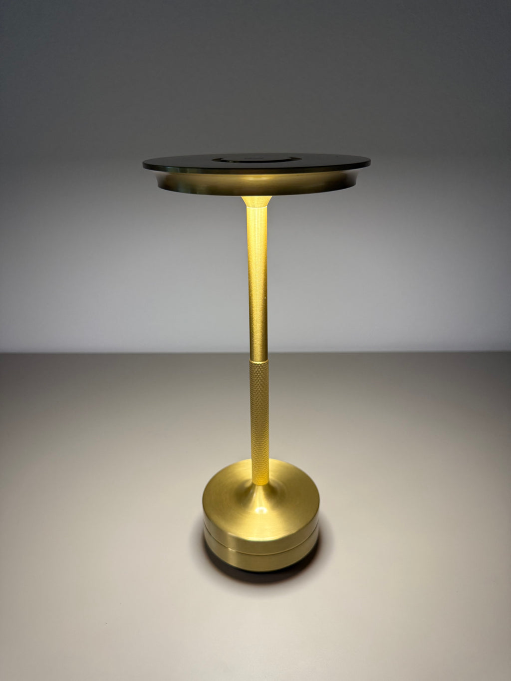 Limitierte Golden Halo LED-Tischlampe – exklusiv für Sommerabende