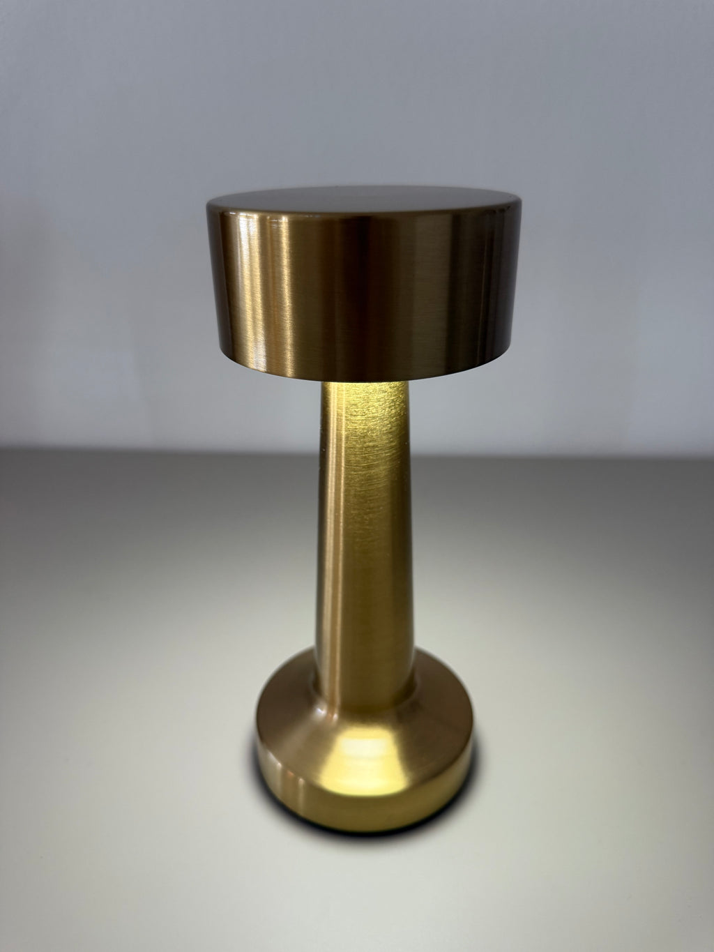 Limitierte Golden Minimal LED-Tischlampe – minimalistisch & warm