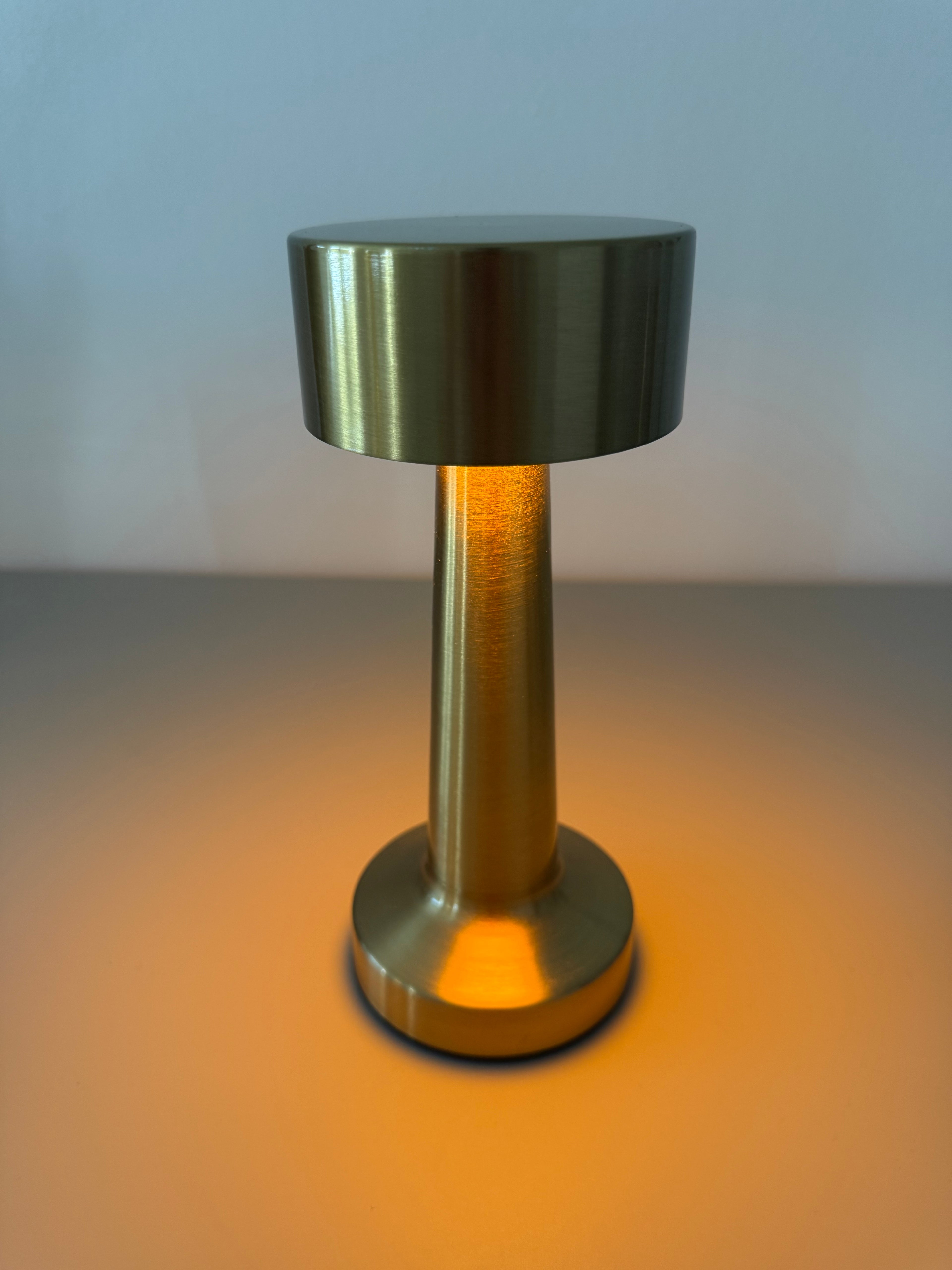 Limitierte Golden Minimal LED-Tischlampe – minimalistisch & warm