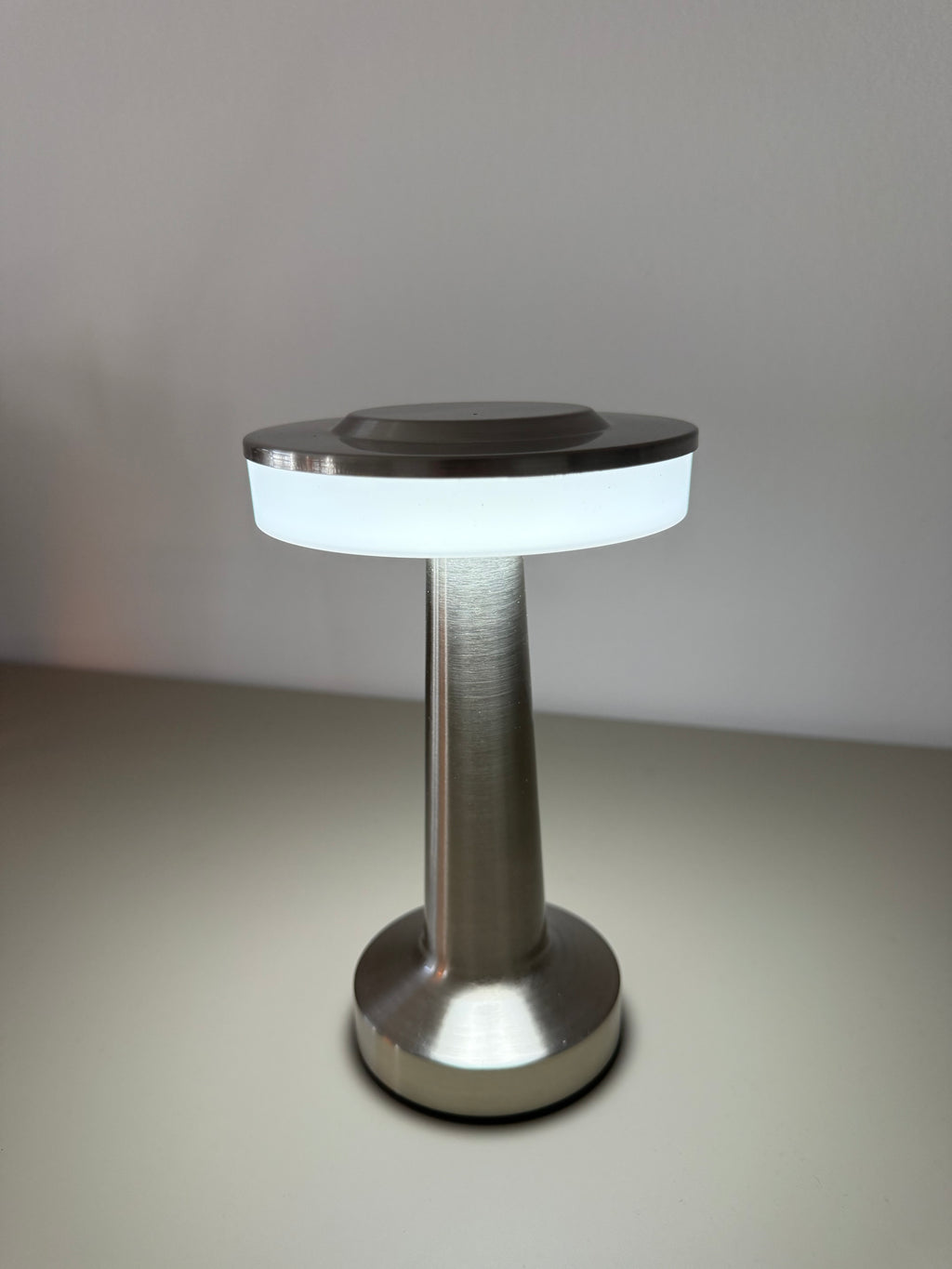 Limitierte Galactic Glow LED-Tischlampe - futuristisch & stylisch