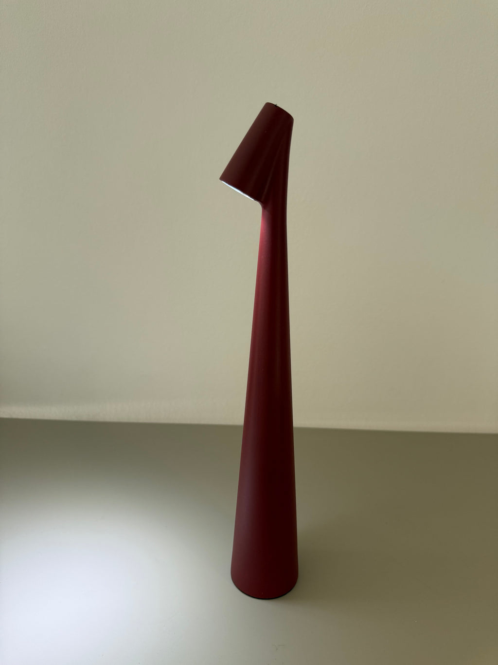 Crimson Cone – Minimalistisch & Farbintensiv