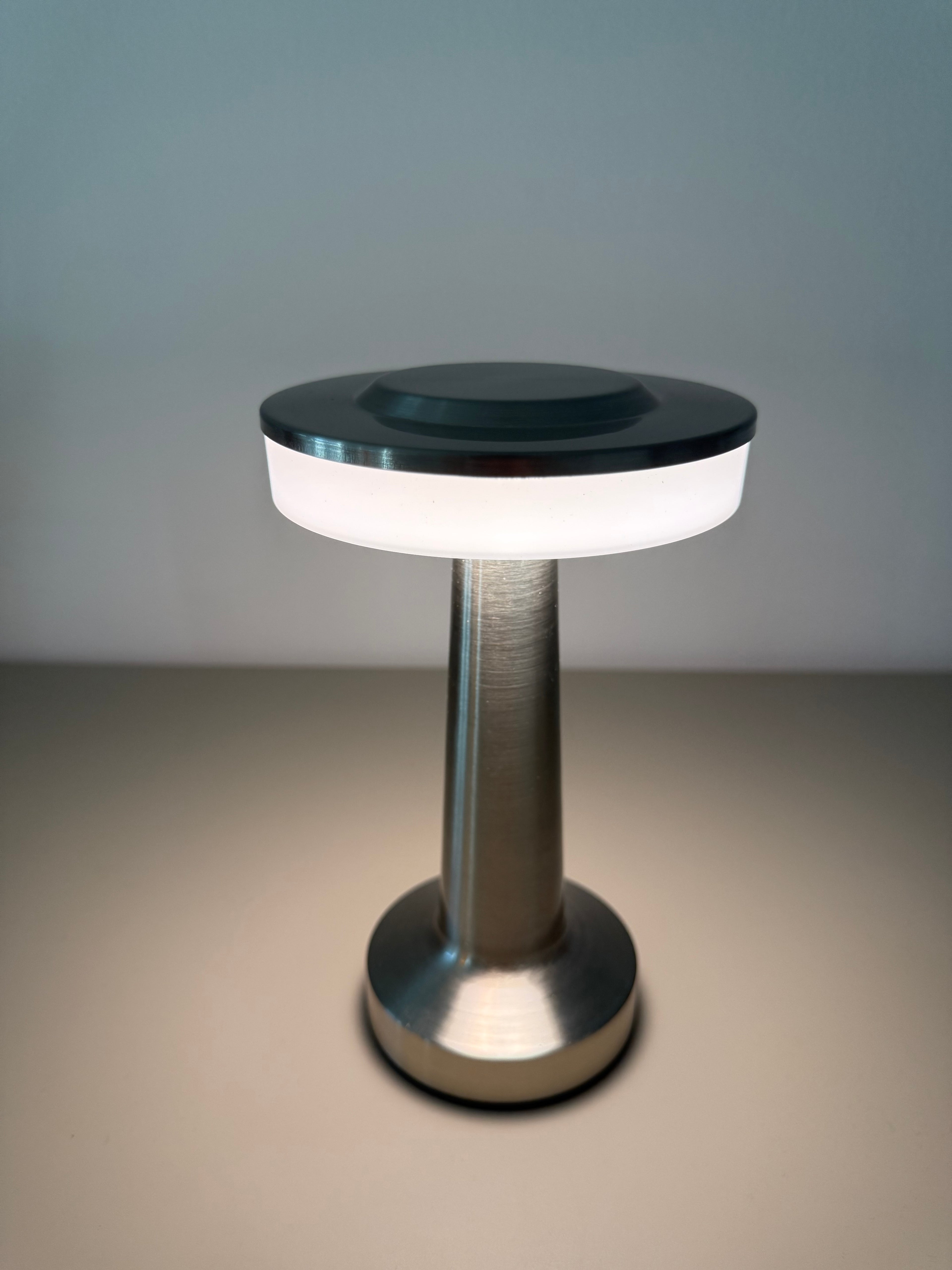 Limitierte Galactic Glow LED-Tischlampe - futuristisch & stylisch