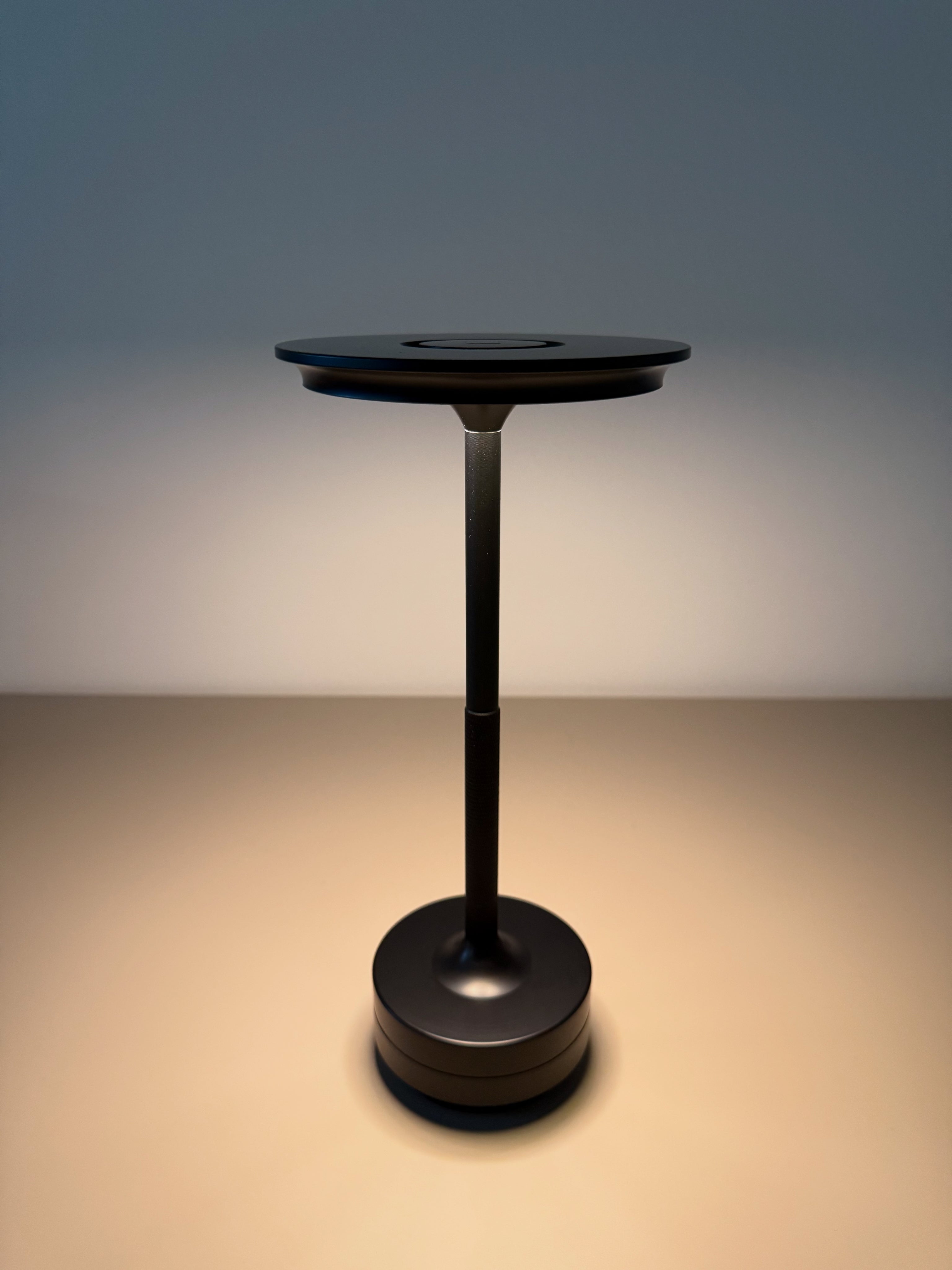 Limitierte Eclipse Noir LED-Tischlampe - Modern in den Sommer