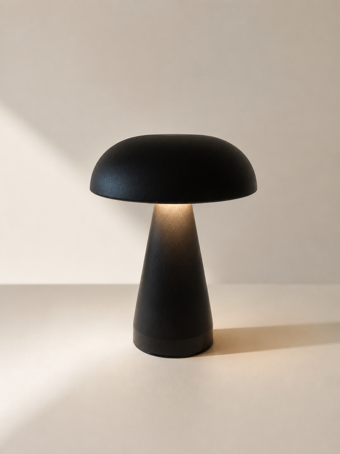 ASCEND 21 LUMO Black LED Tischlampe – Mobile Designlampe in Matt-Schwarz, warmweißes Licht, Touch-Bedienung, kompakte Lampe für Nachttisch, Wohnzimmer & Schreibtisch
