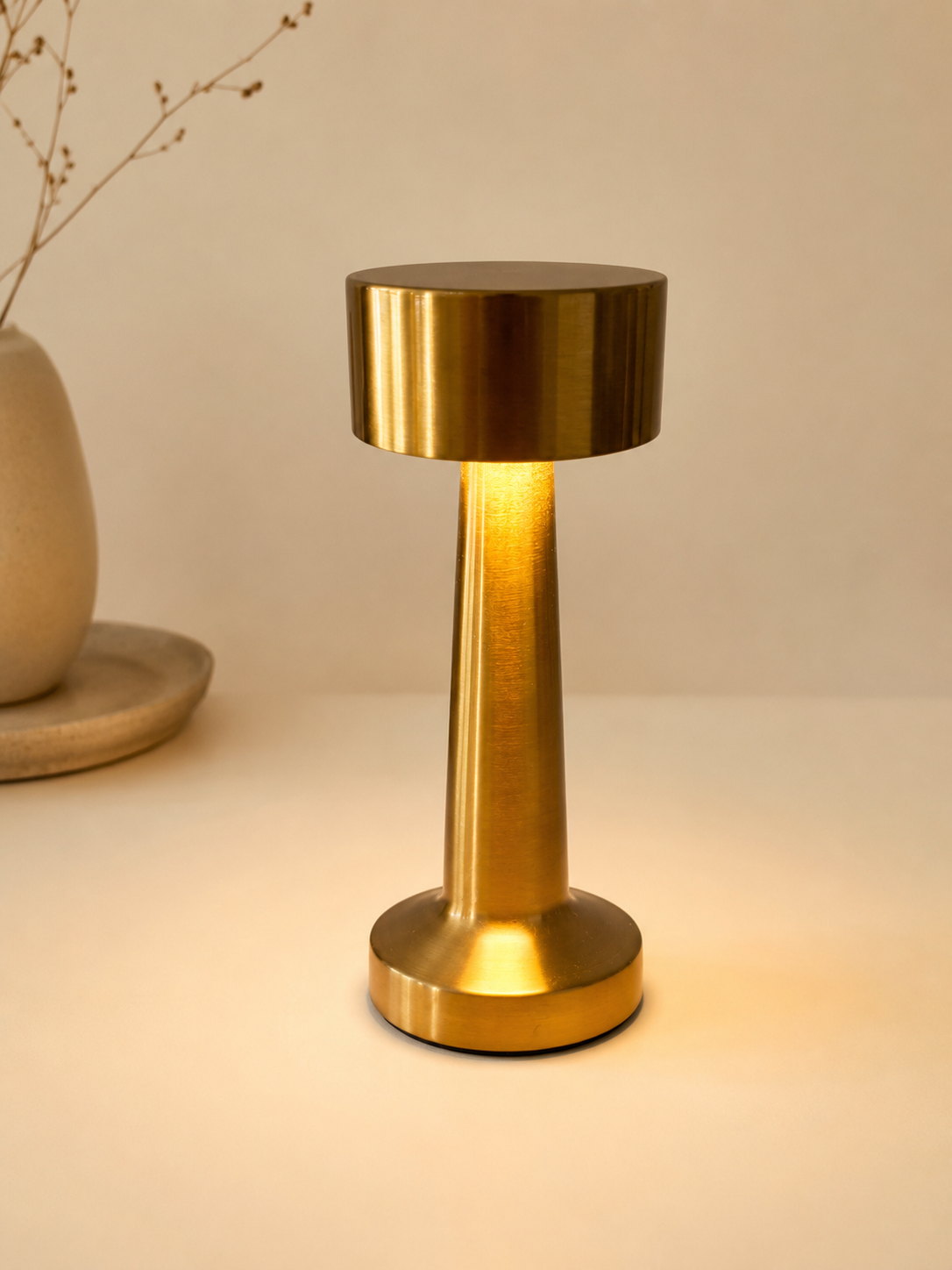 ASCEND 21 Golden Minimal LED Tischlampe Gold – dimmbare Designlampe mit 3 Lichtfarben – mobile Tischleuchte für Nachttisch, Sideboard & Wohnbereich