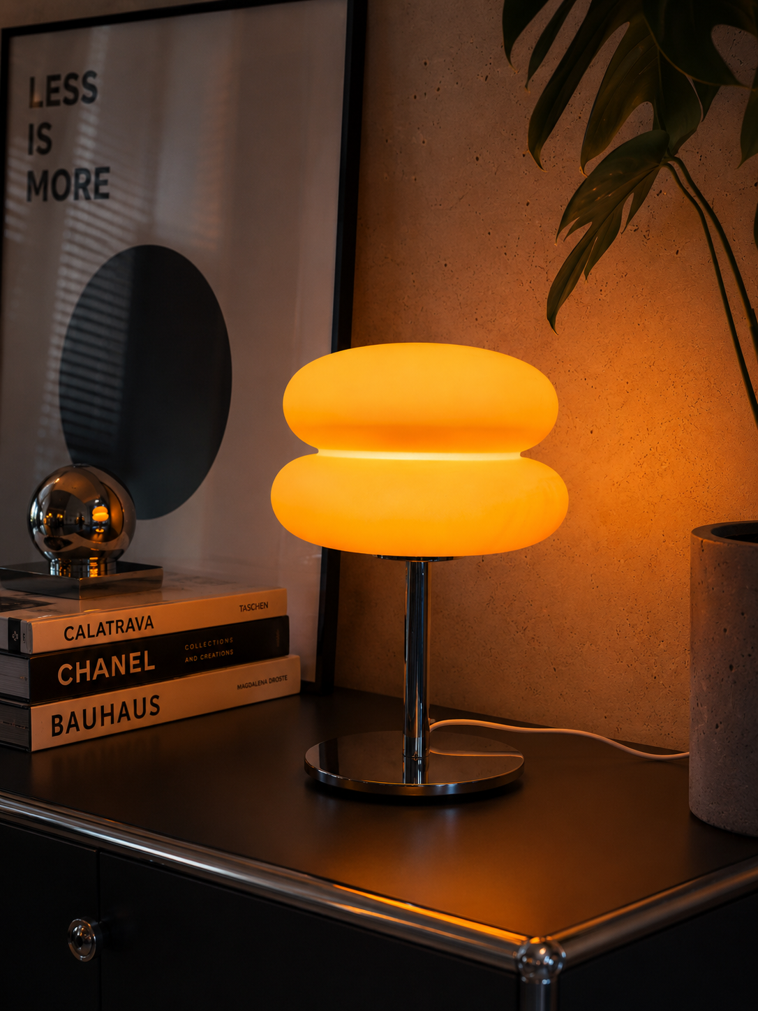 ASCEND 21 Aurora Glow – Futuristische Tischlampe mit orange-gelbem Kunststoffschirm, modernes Ambientelicht & Designleuchte für Wohnzimmer, Schlafzimmer und Büro