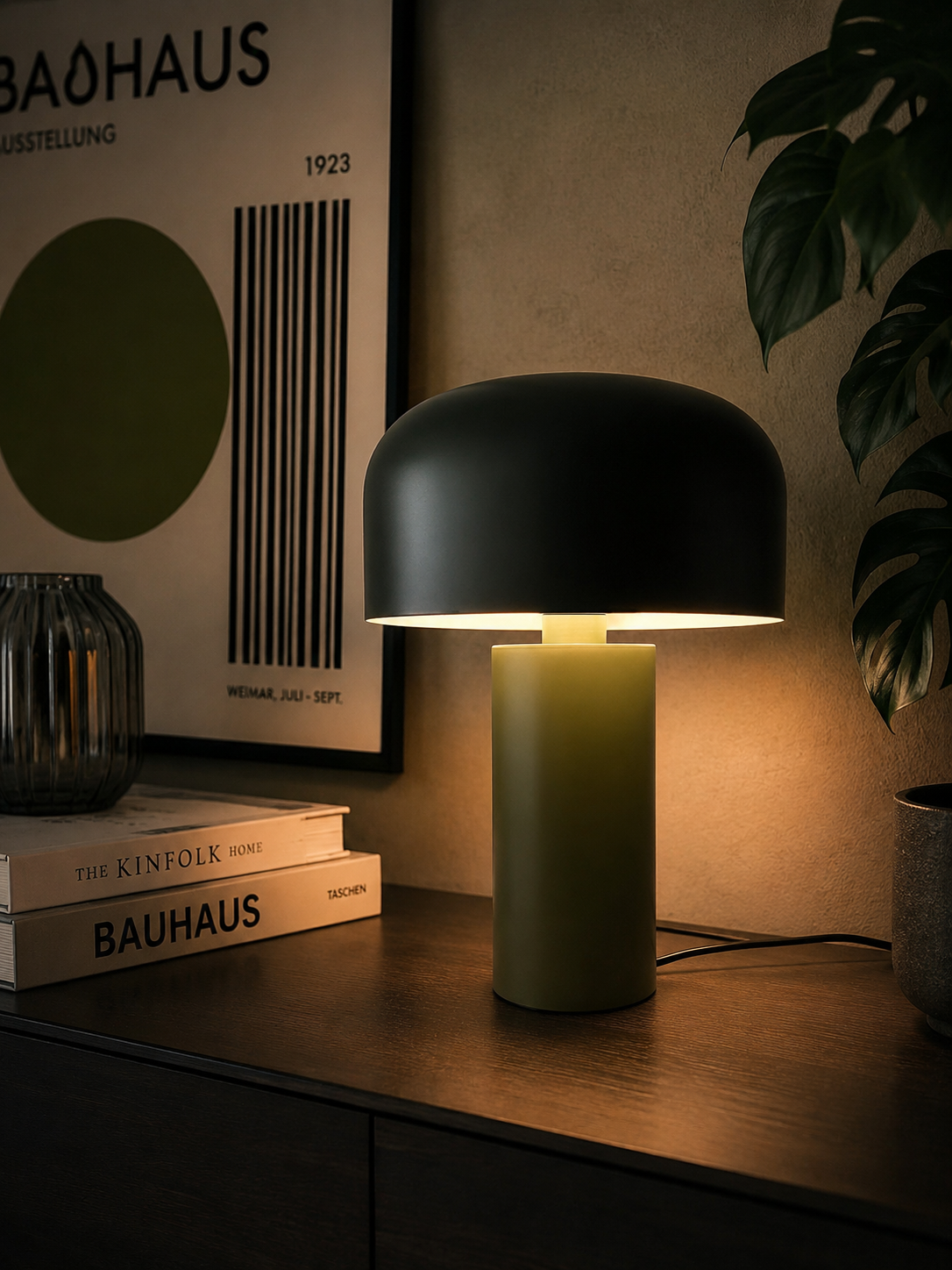 ASCEND 21 Moss Glow LED Tischlampe – Retro Designlampe in Olivgrün mit Metallschirm, modernes Ambientelicht für Wohnzimmer, Schlafzimmer, Nachttisch, Büro & Home Office
