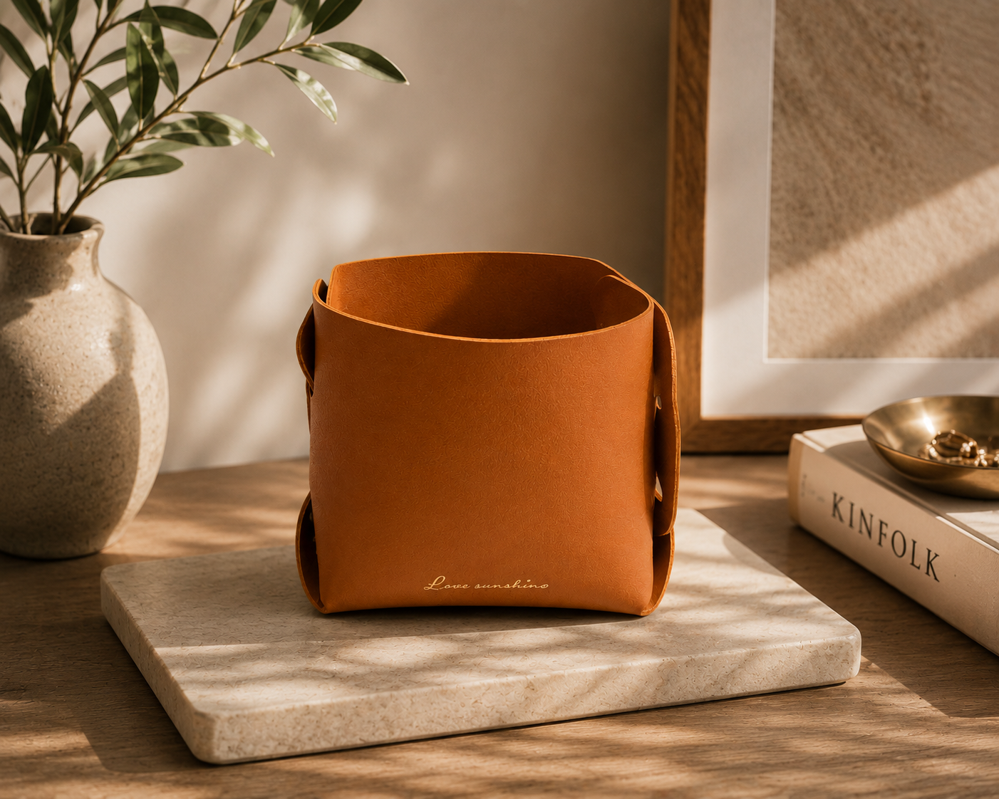 Love Sunshine Lederoptik Organizer in Cognac – Dekorativer Schreibtisch-Organizer & Aufbewahrungskorb aus Kunstleder für Büro, Wohnzimmer, Schlüssel, Stifte und Accessoires