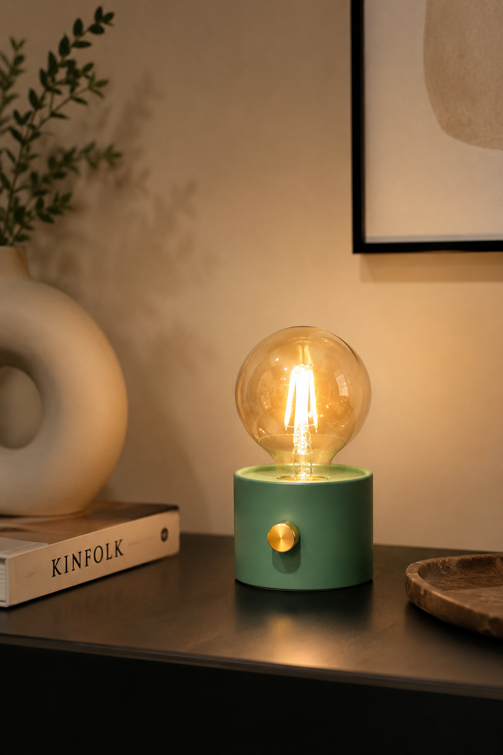 ASCEND 21 Edison Glow Green – Design-Tischlampe mit Glühbirne – Grüne Deko-Leuchte im Retro-Stil – Kunststoffgehäuse – Batteriebetrieben – Glühbirne inklusive – 14,5 x 8 cm