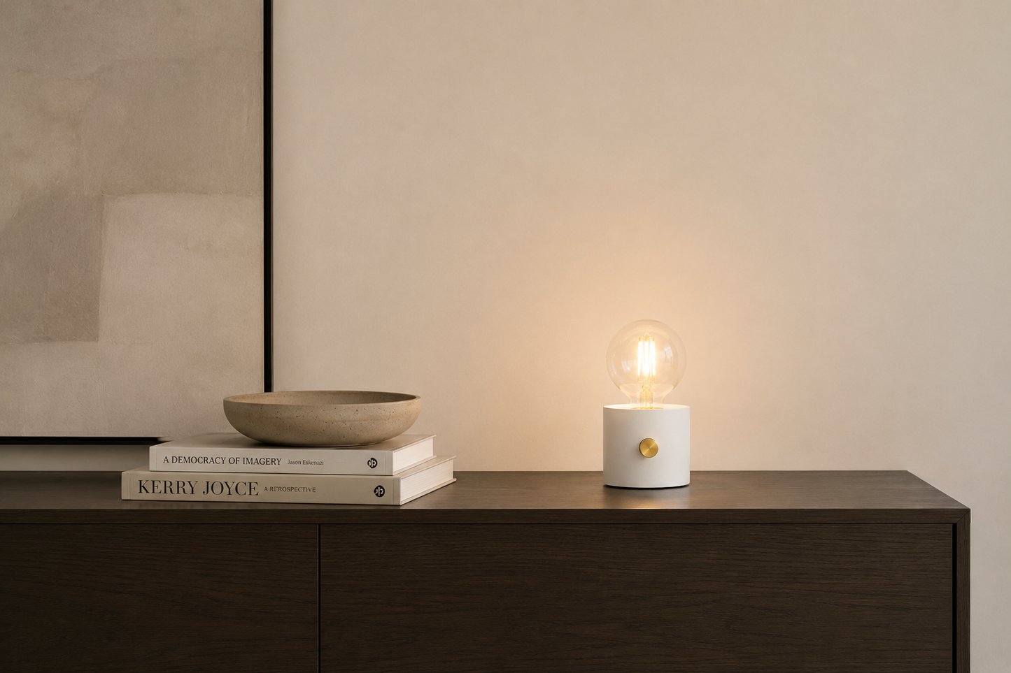 ASCEND 21 Nordic Halo – Weiße Design-Tischlampe aus Metall – Minimalistische Tischlampe mit Glasleuchtmittel – Modernes Wohnaccessoire für Wohnzimmer, Schlafzimmer & Büro