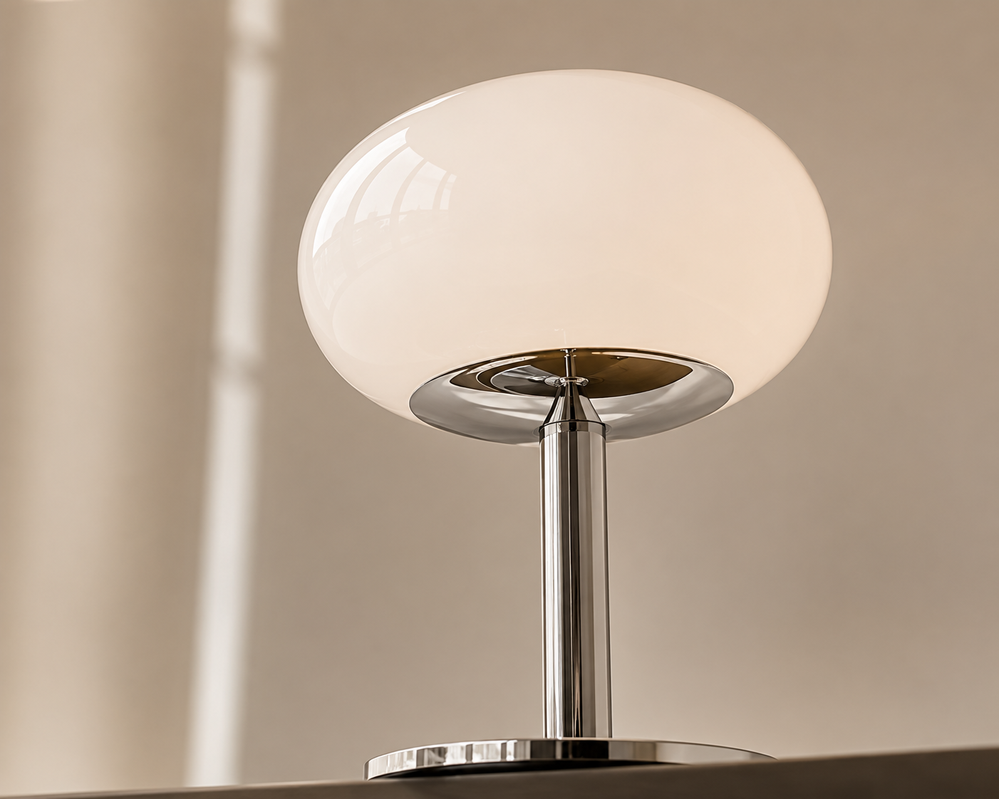 ASCEND 21 Pure Aura – Weiße Design-Tischlampe aus Glas mit poliertem Chromfuß – 28 cm – Moderne Pilzlampe im Mid-Century Stil – Elegante Nachttischlampe & Wohnraumleuchte