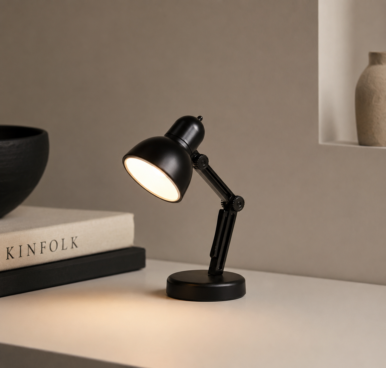 ASCEND 21 Studio Mini – Mini Design-Tischlampe im Architektenstil – Verstellbare LED Deko-Leuchte – Schwarze Schreibtischlampe im Miniaturformat – Modernes Wohnaccessoire für Regal, Schreibtisch & Vitrine