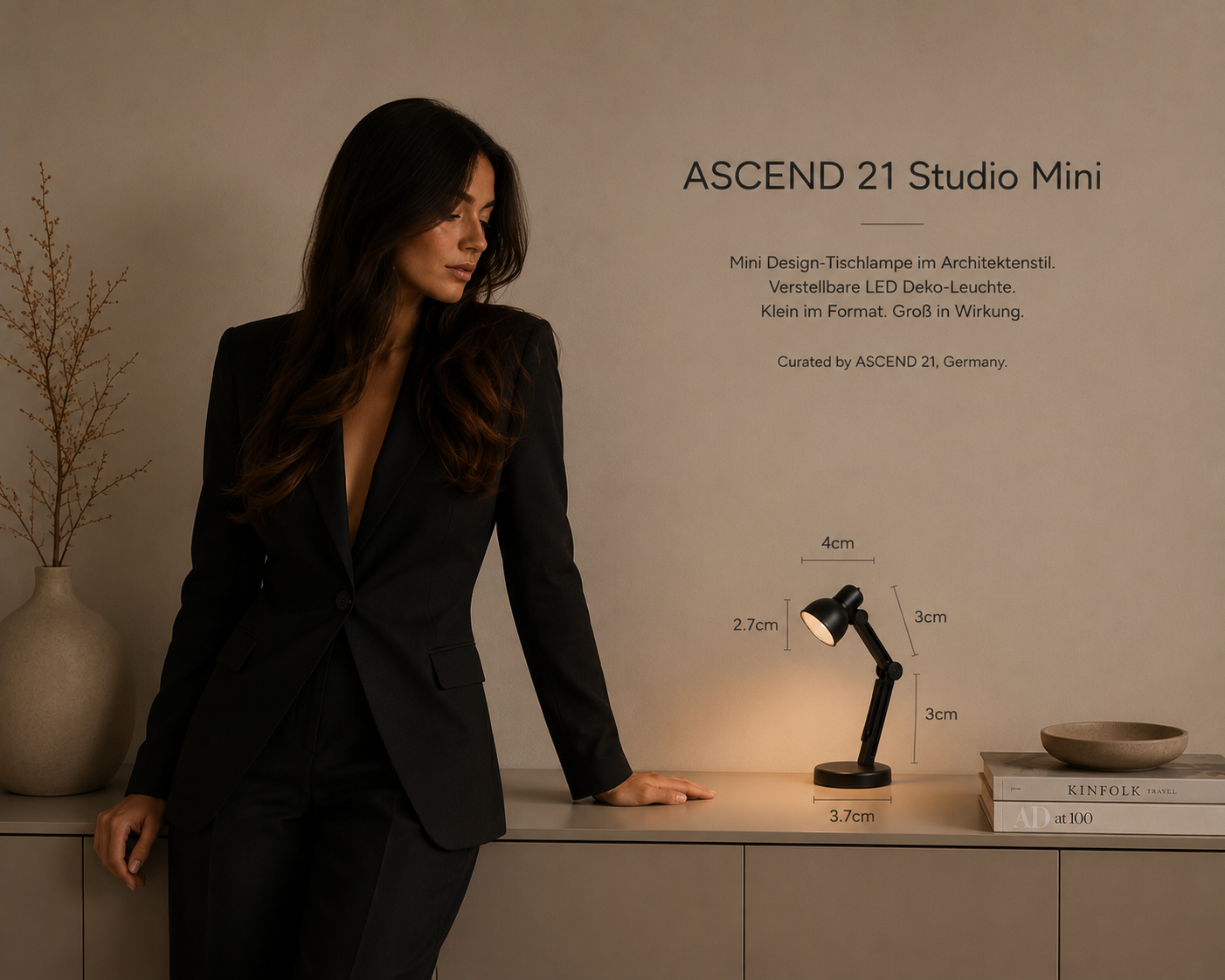ASCEND 21 Studio Mini – Mini Design-Tischlampe im Architektenstil – Verstellbare LED Deko-Leuchte – Schwarze Schreibtischlampe im Miniaturformat – Modernes Wohnaccessoire für Regal, Schreibtisch & Vitrine