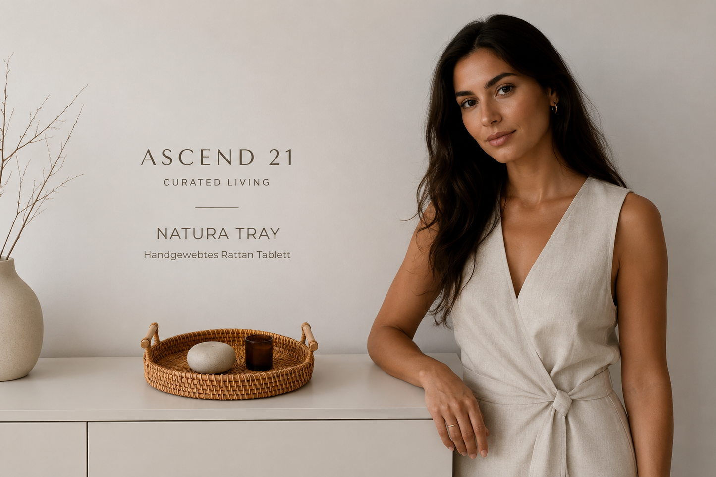 ASCEND 21 Natura Tray – Handgewebtes Rattan Tablett mit Griffen – Runde Deko-Ablage für Küche, Wohnzimmer & Bad – Natürliches Serviertablett für Obst, Kerzen & Wohnaccessoires – Ø 22 cm