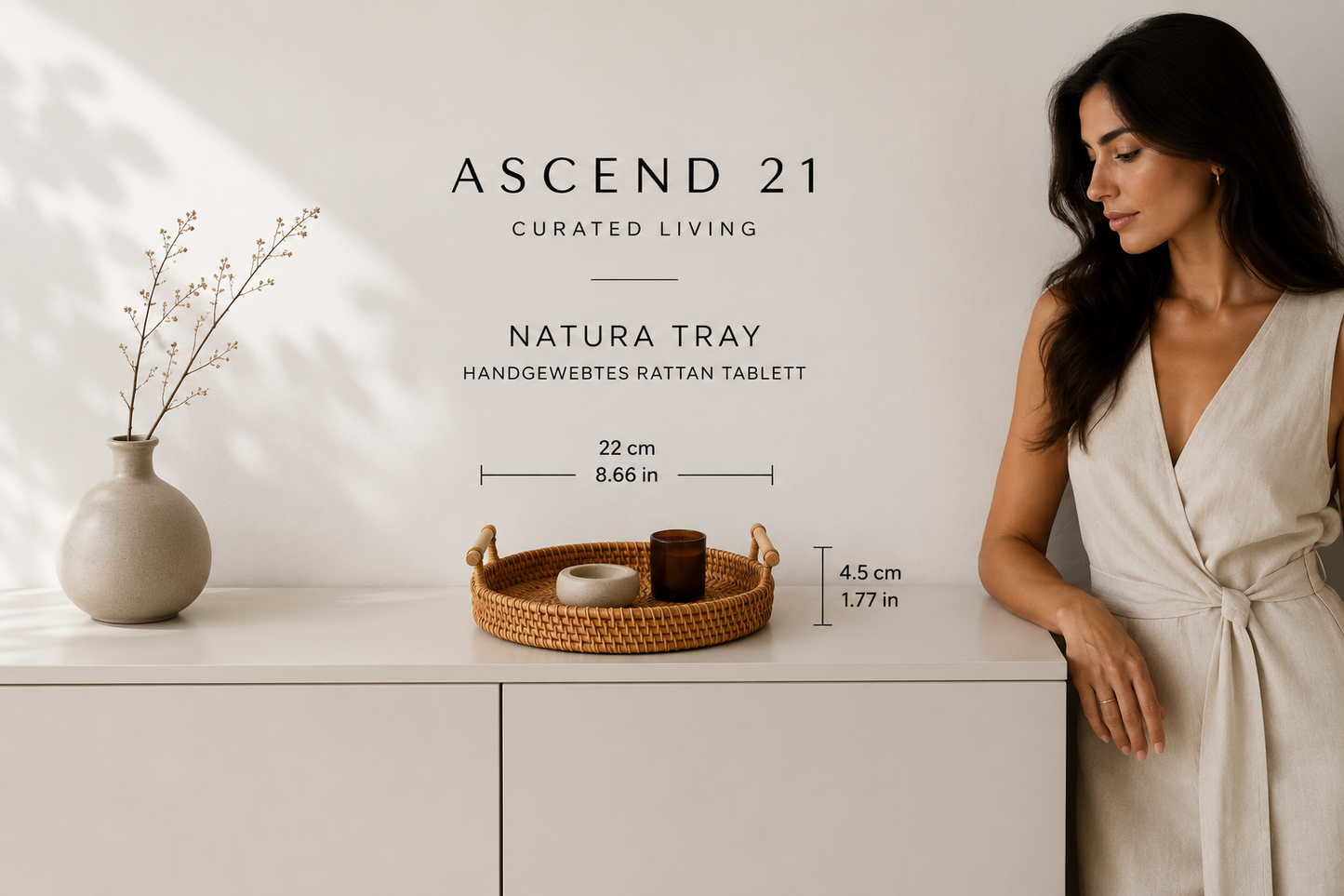 ASCEND 21 Natura Tray – Handgewebtes Rattan Tablett mit Griffen – Runde Deko-Ablage für Küche, Wohnzimmer & Bad – Natürliches Serviertablett für Obst, Kerzen & Wohnaccessoires – Ø 22 cm