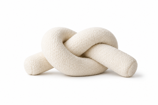 ASCEND 21 Nordic Knot – Dekoratives Knoten-Kissen aus weichem Bouclé-Stoff – Modernes Sofakissen im skandinavischen Design – Kuscheliges Wohnaccessoire für Sofa, Bett & Sessel – Cremeweiß