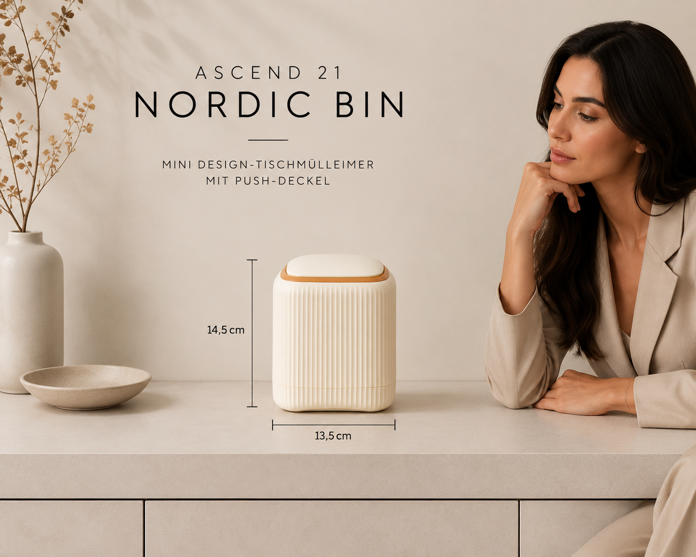 ASCEND 21 Nordic Bin – Mini Design-Tischmülleimer mit Push-Deckel – Moderner Kunststoff-Abfalleimer für Schreibtisch, Badezimmer, Küche & Schminktisch – Geriffelte Oberfläche – 14,5 × 13,5 cm – Cremeweiß