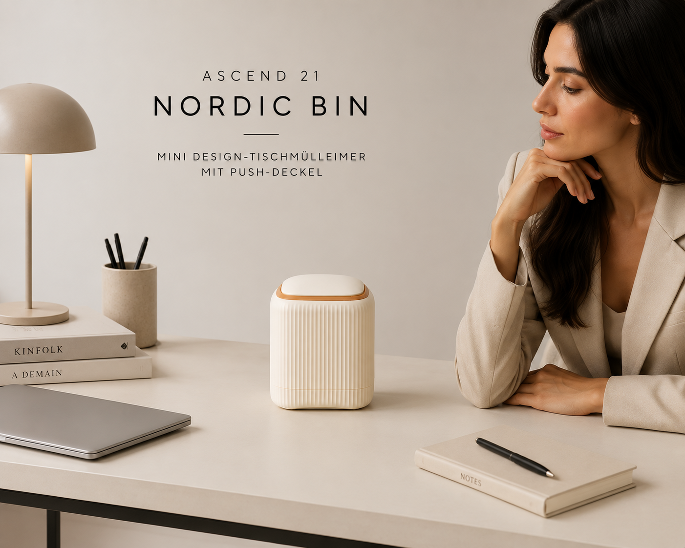 ASCEND 21 Nordic Bin – Mini Design-Tischmülleimer mit Push-Deckel – Moderner Kunststoff-Abfalleimer für Schreibtisch, Badezimmer, Küche & Schminktisch – Geriffelte Oberfläche – 14,5 × 13,5 cm – Cremeweiß