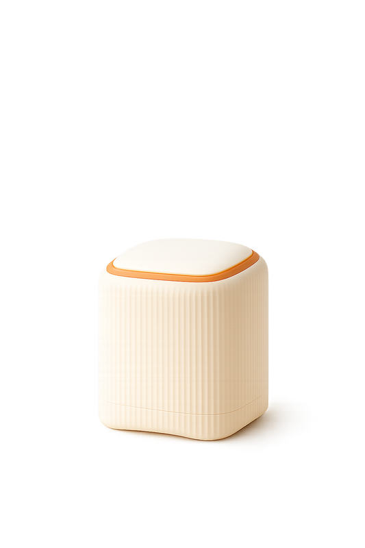 ASCEND 21 Nordic Bin – Mini Design-Tischmülleimer mit Push-Deckel – Moderner Kunststoff-Abfalleimer für Schreibtisch, Badezimmer, Küche & Schminktisch – Geriffelte Oberfläche – 14,5 × 13,5 cm – Cremeweiß