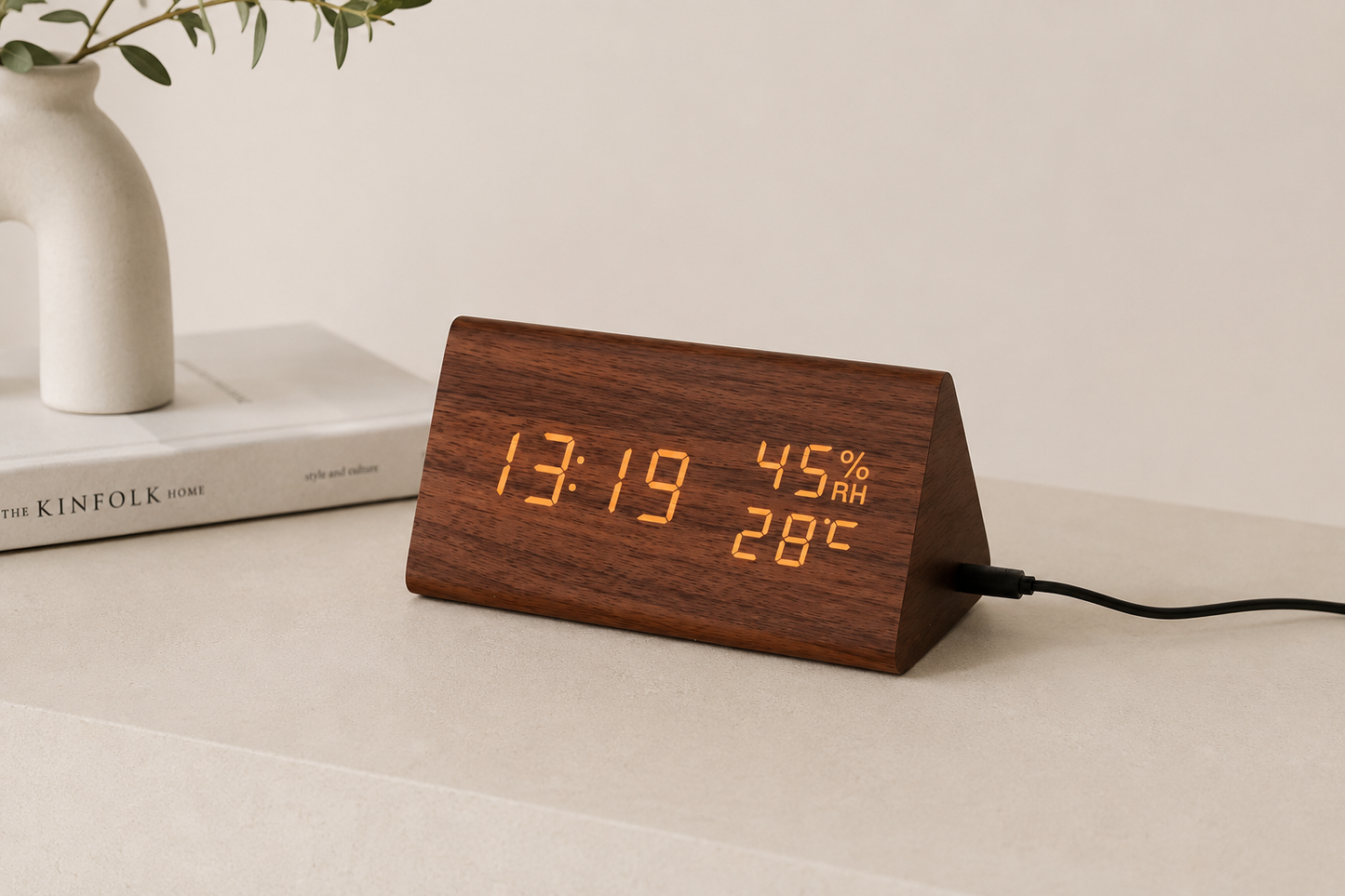 ASCEND 21 Nordic Time – Digitale LED Tischuhr in Holzoptik – Wecker mit Temperatur- & Luftfeuchtigkeitsanzeige – Modernes Design für Schreibtisch, Nachttisch & Büro – Sprachsteuerung & USB-Betrieb