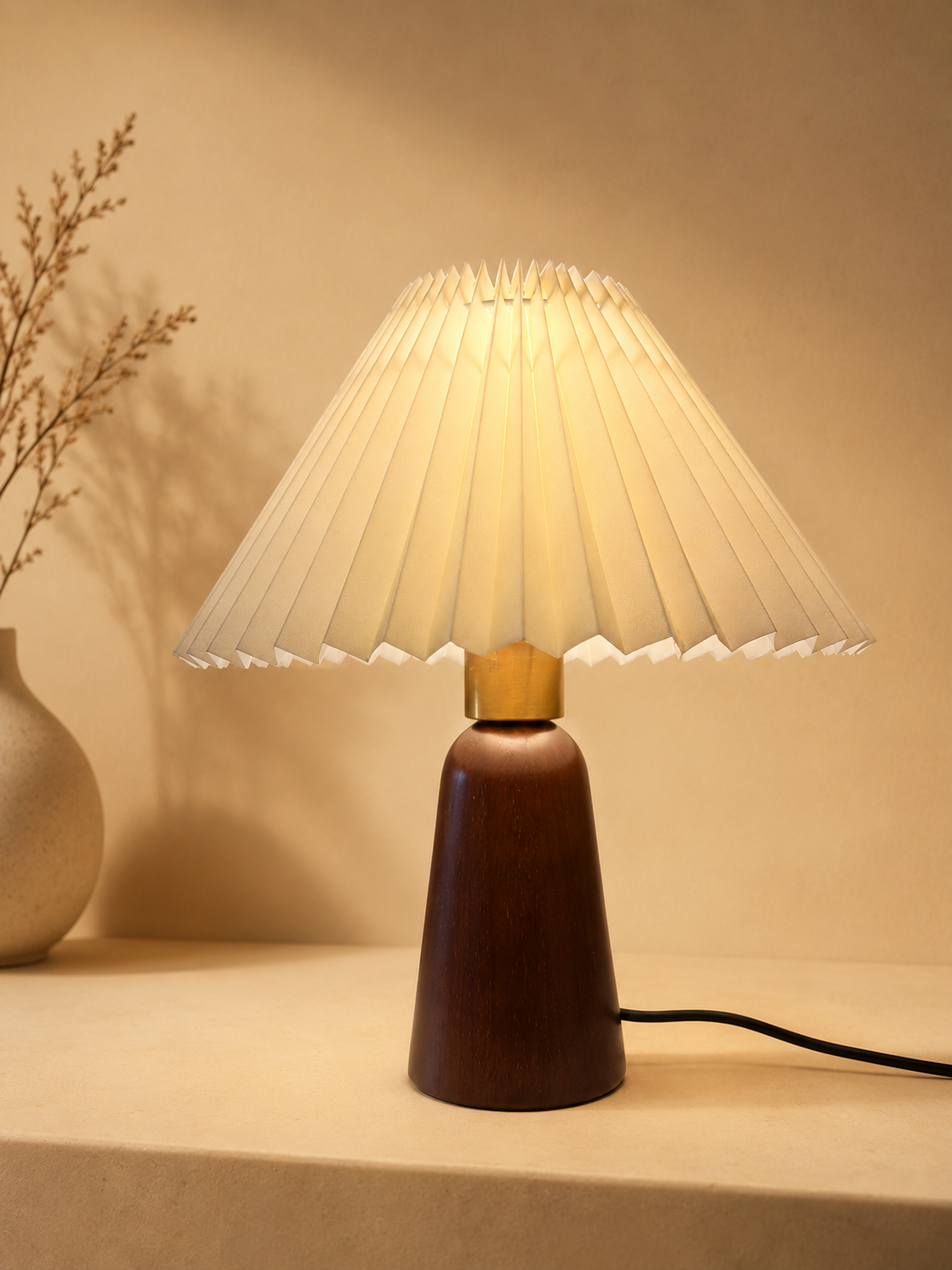 ASCEND 21 Nordic Linen – Skandinavische Tischlampe mit Echtholzfuß & hellem Stoffschirm