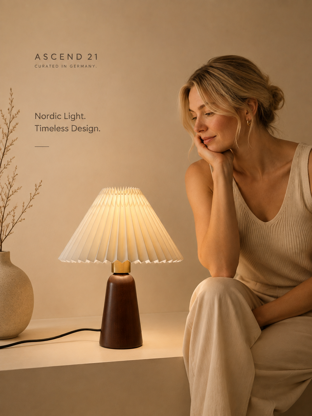 ASCEND 21 Nordic Linen – Skandinavische Tischlampe mit Echtholzfuß & hellem Stoffschirm