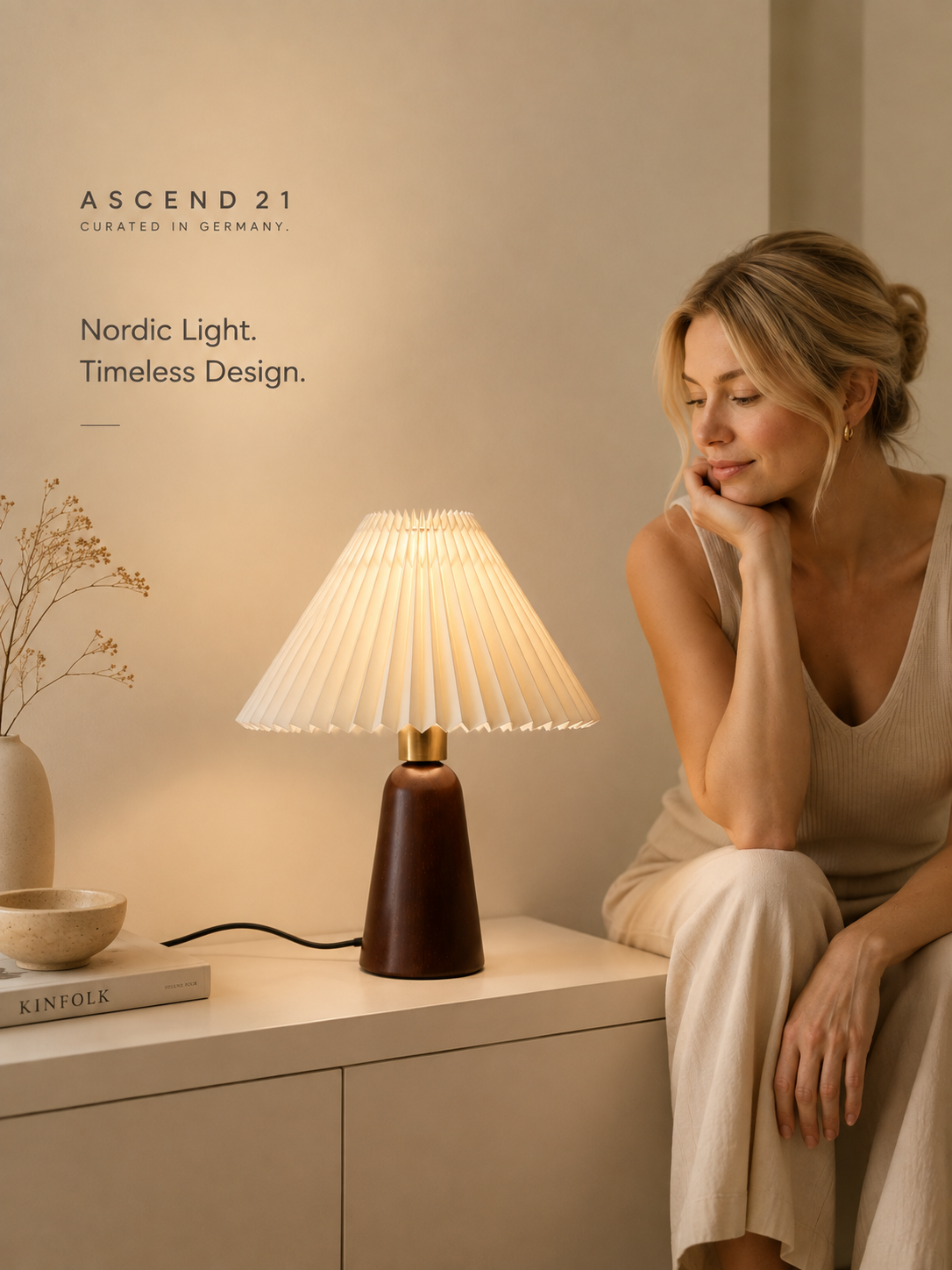 ASCEND 21 Nordic Linen – Skandinavische Tischlampe mit Echtholzfuß & hellem Stoffschirm