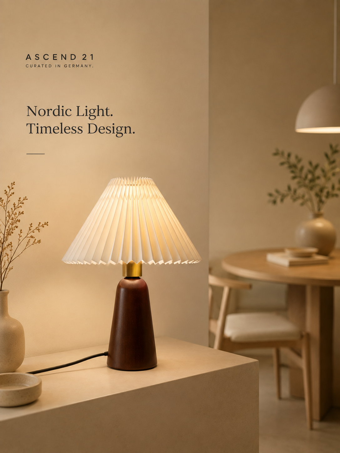 ASCEND 21 Nordic Linen – Skandinavische Tischlampe mit Echtholzfuß & hellem Stoffschirm