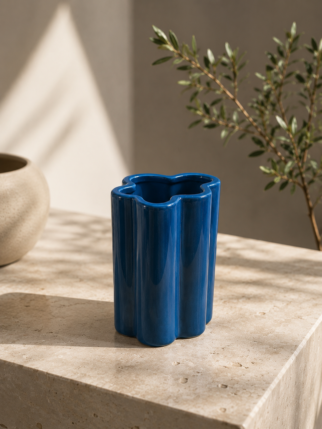 ASCEND 21 Azure Curve - Keramikvase Blau – Moderne Blumenvase im Organic Design, Dekovase für Trockenblumen & Frischblumen, Skandinavische Tischvase für Wohnzimmer, Schlafzimmer & Büro