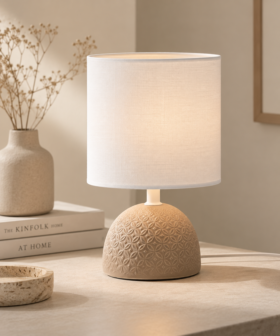 ASCEND 21 NORDIC RELIEF™ Tischlampe – Design-Tischleuchte mit strukturiertem Keramikfuß & weißem Stoffschirm – Beige – für Schlafzimmer, Wohnzimmer & Sideboard