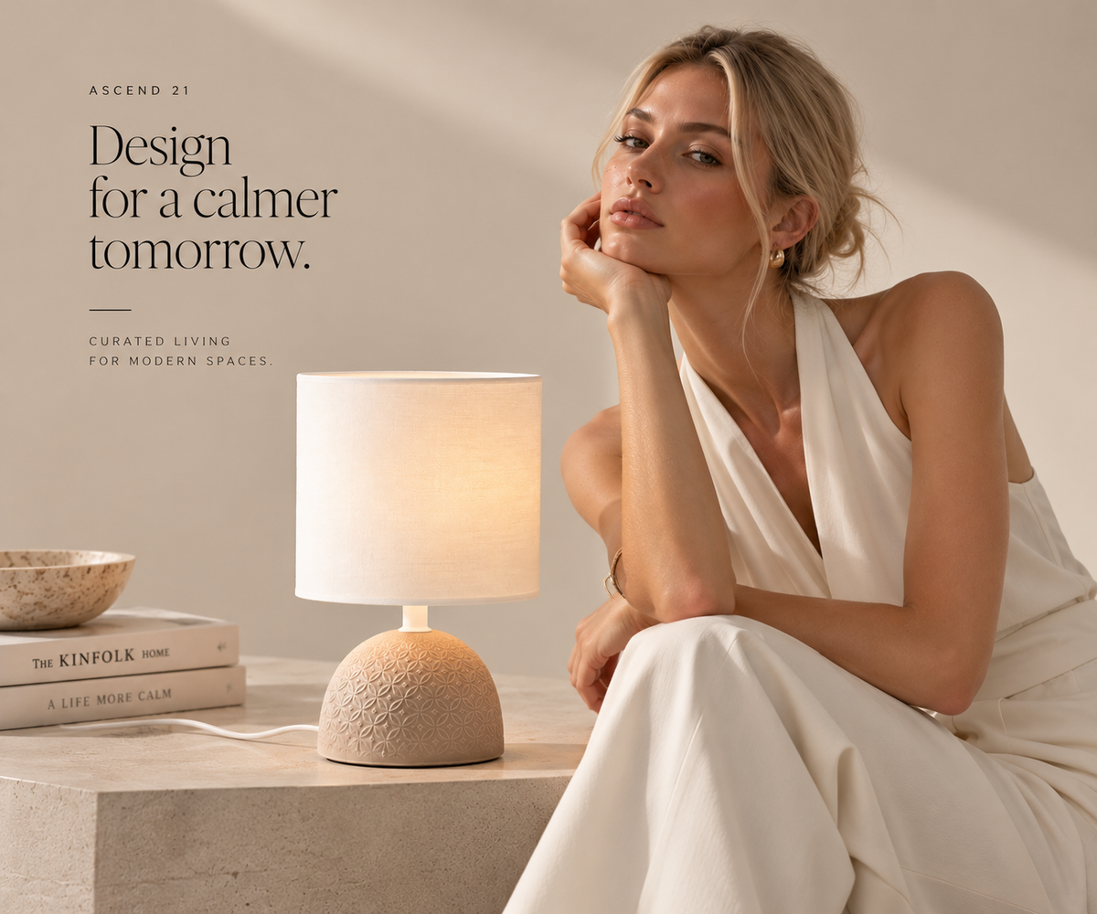 ASCEND 21 NORDIC RELIEF™ Tischlampe – Design-Tischleuchte mit strukturiertem Keramikfuß & weißem Stoffschirm – Beige – für Schlafzimmer, Wohnzimmer & Sideboard