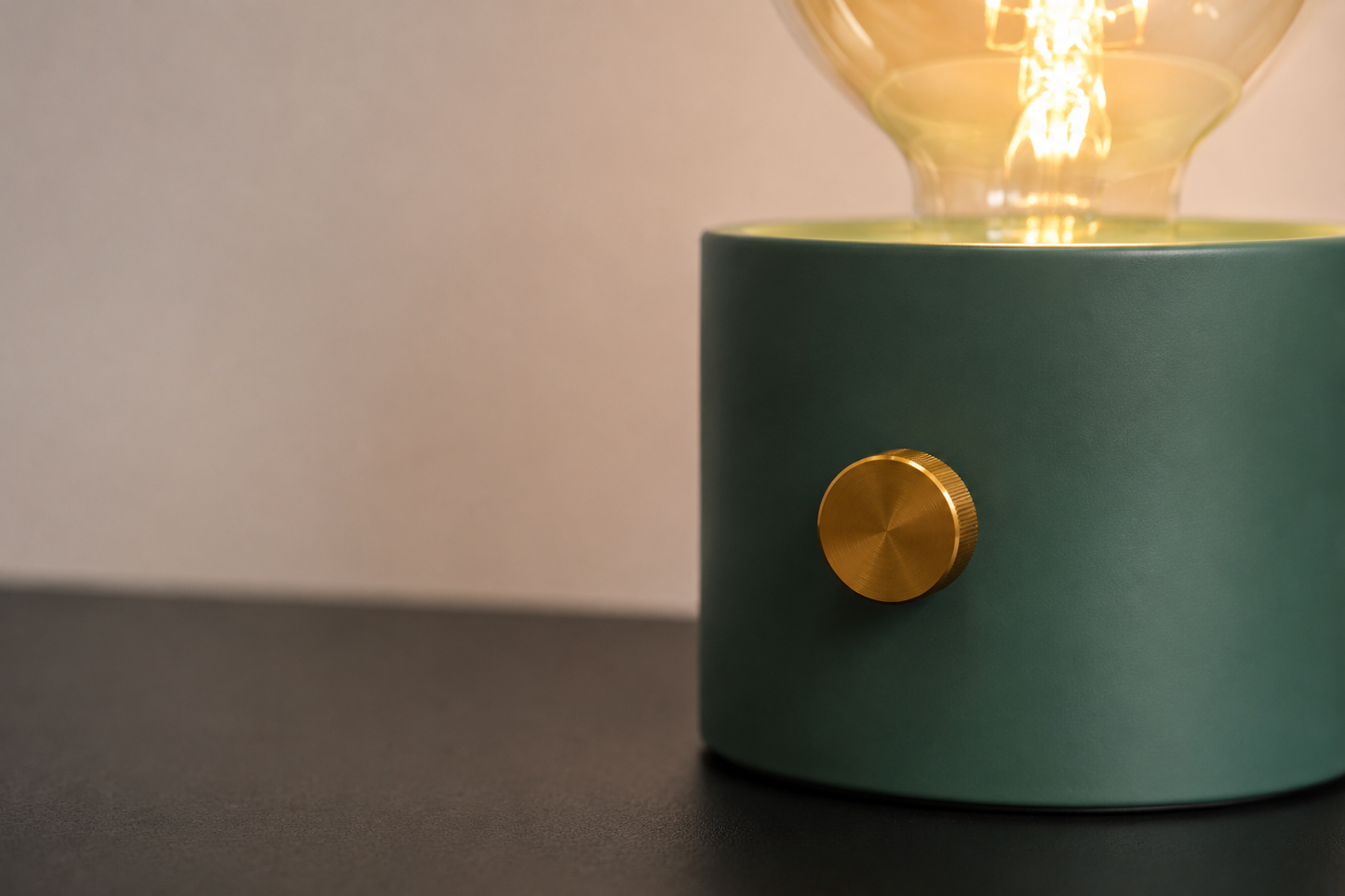 ASCEND 21 Edison Glow Green – Design-Tischlampe mit Glühbirne – Grüne Deko-Leuchte im Retro-Stil – Kunststoffgehäuse – Batteriebetrieben – Glühbirne inklusive – 14,5 x 8 cm