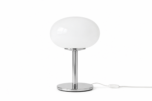 ASCEND 21 Pure Aura – Weiße Design-Tischlampe aus Glas mit poliertem Chromfuß – 28 cm – Moderne Pilzlampe im Mid-Century Stil – Elegante Nachttischlampe & Wohnraumleuchte