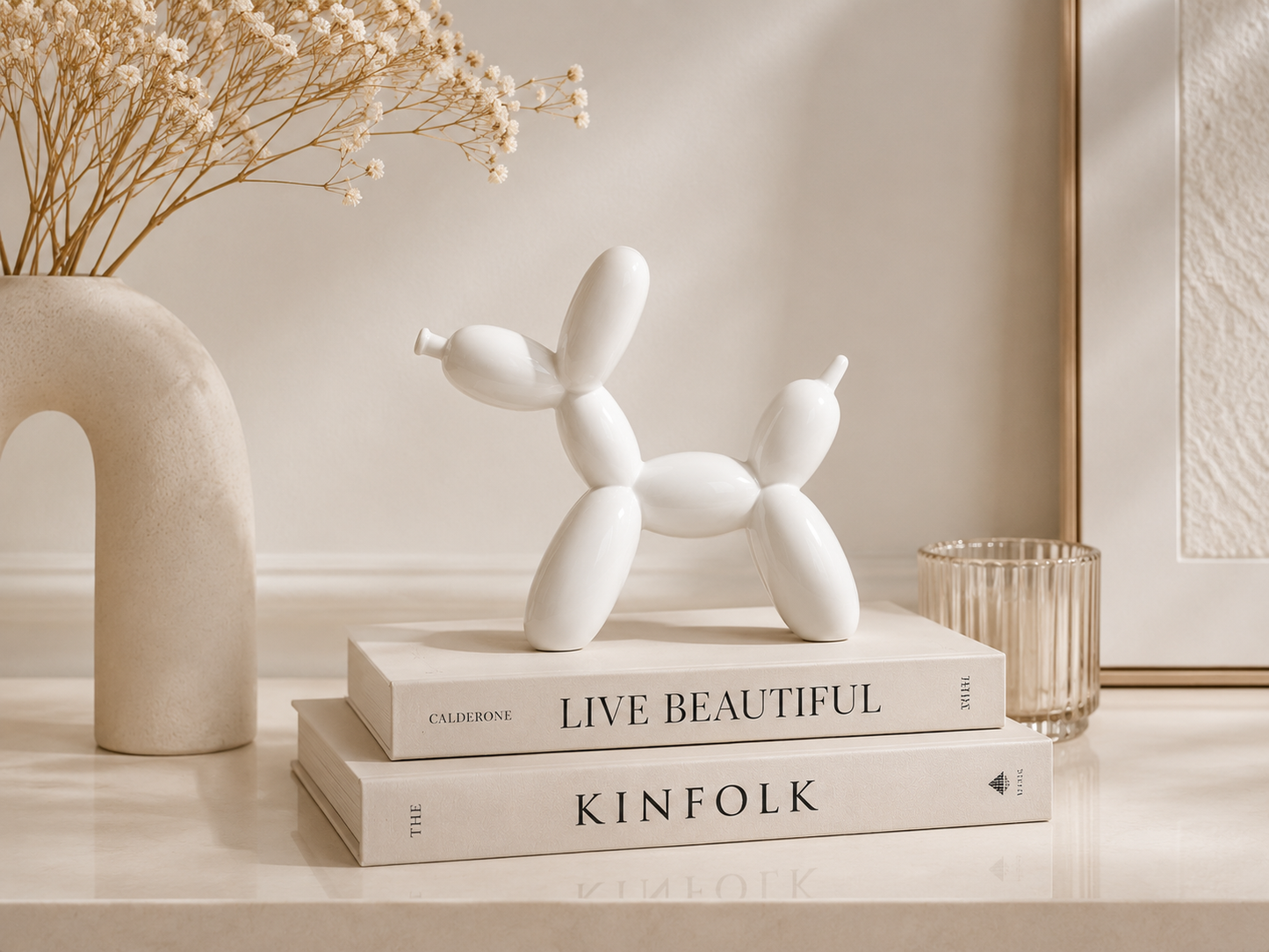 Balloon Dog White™ – Moderne Deko Skulptur in Weiß, Hochglänzende Designer Figur für Wohnzimmer, Regal, Sideboard & Schreibtisch, Minimalistische Wohnraumdekoration