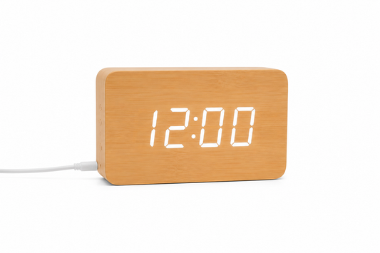 ASCEND 21 Nordic Hour – Digitaler LED Holzwecker mit Temperaturanzeige – Moderner Holz Wecker mit LED Display – Sprachsteuerung – Einstellbare Helligkeit – USB Tischuhr für Schlafzimmer, Büro & Wohnzimmer
