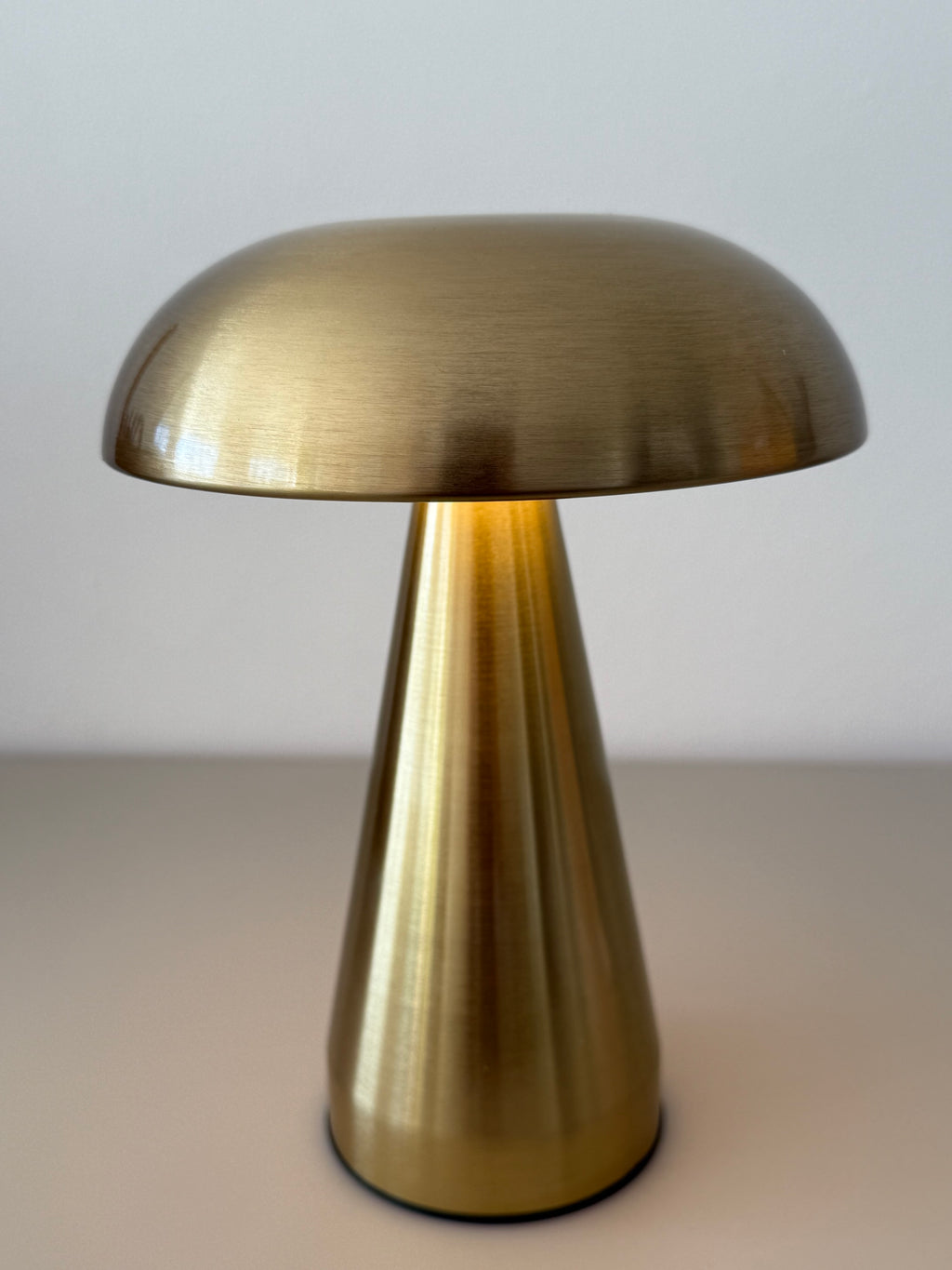 Limitierte Golden Glow Designlampe – kabellos, stilvoll im Sommer