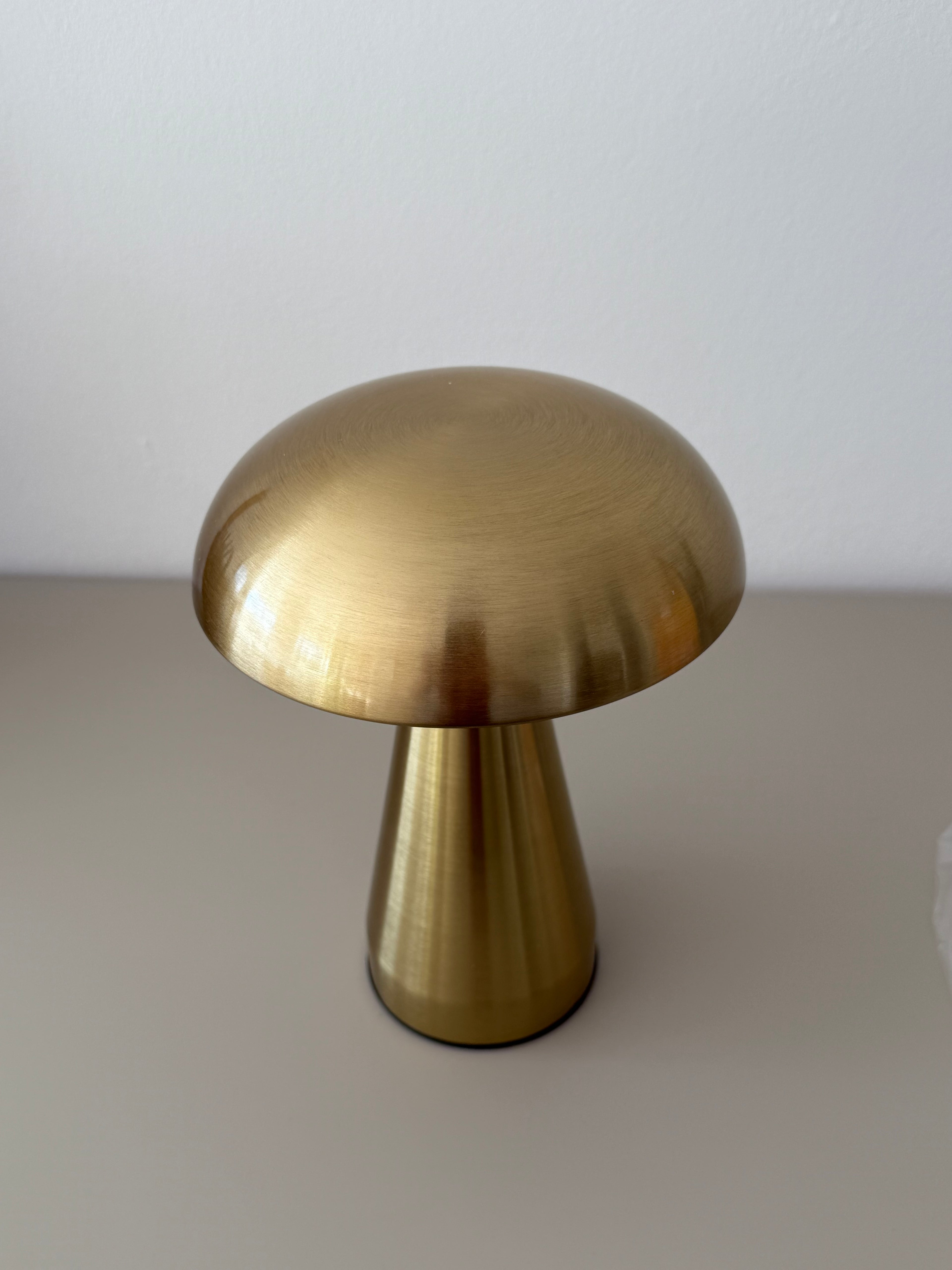 Limitierte Golden Glow Designlampe – kabellos, stilvoll im Sommer